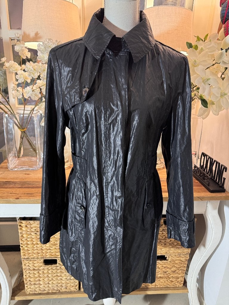 Chique, Zwart glanzend trenchcoat Gil Bret, 36/S, ZGAN., Verzenden, Zo goed als nieuw, Maat 36 (S), Zwart