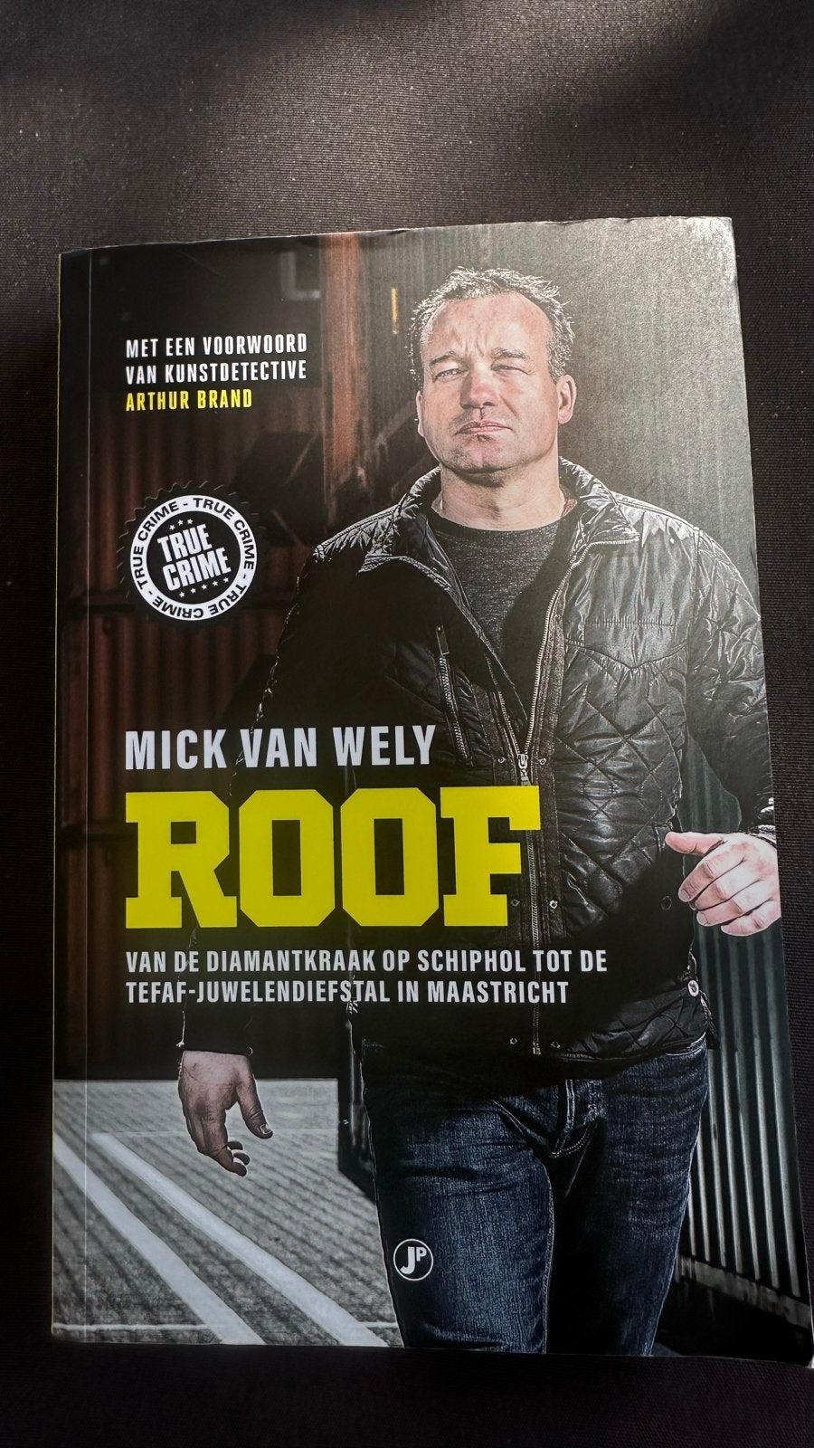 Roof - Mick van Wely (Misdaadjournalistiek), Ophalen of Verzenden, Zo goed als nieuw, Nederland