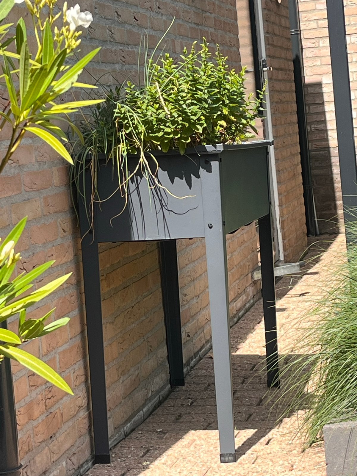 Kruidenbak / Plantenbak op poten - Grijs metaal, Tuin en Terras, Bloembakken en Plantenbakken, Ophalen, Gebruikt, Balkon, Metaal