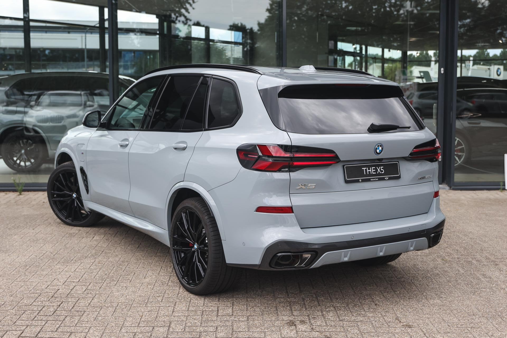 BMW X5 xDrive50e M Sport Automaat / Panoramadak / Trekhaak /, Auto's, Dealer onderhouden, 2395 kg, Leder, Bedrijf