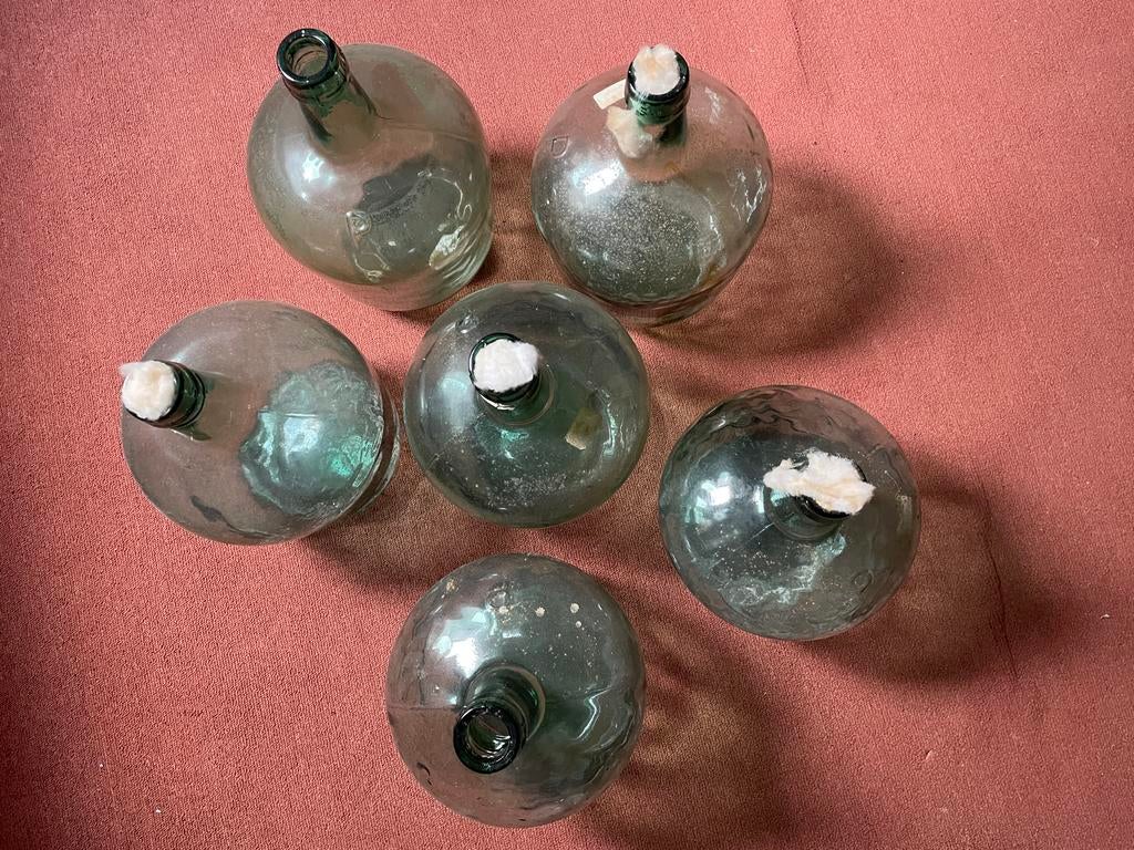 Set van 6 antieke glazen flessen/mandflessen, Ophalen