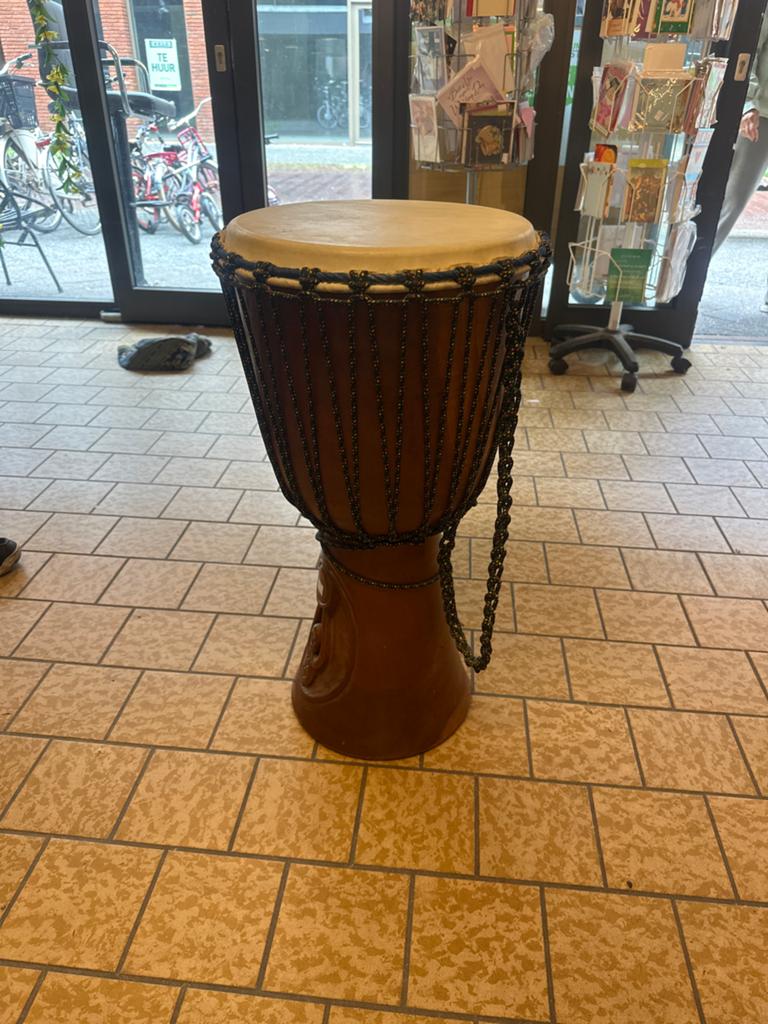 Mooie Djembe met houtsnijwerk - Handgemaakt, Muziek en Instrumenten, Percussie, Zo goed als nieuw, Trommel, Ophalen