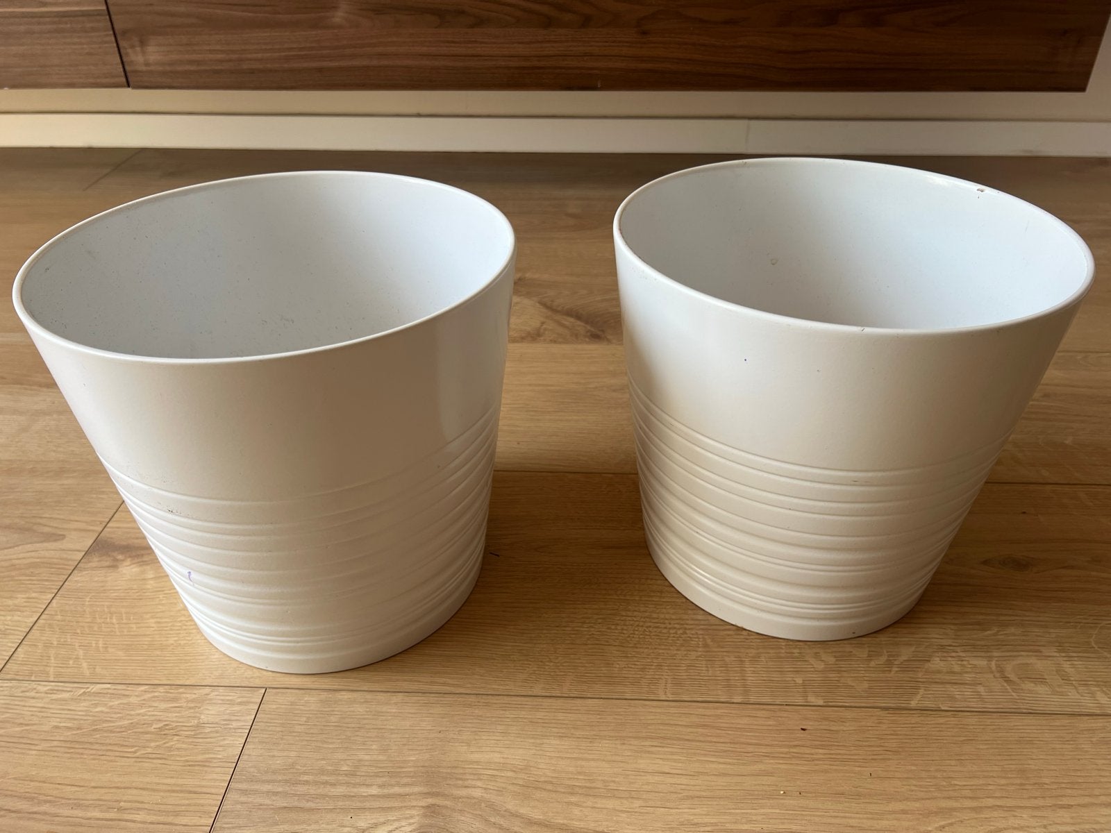2 witte bloempotten van IKEA, Ophalen, Kunststof, Rond, Binnen
