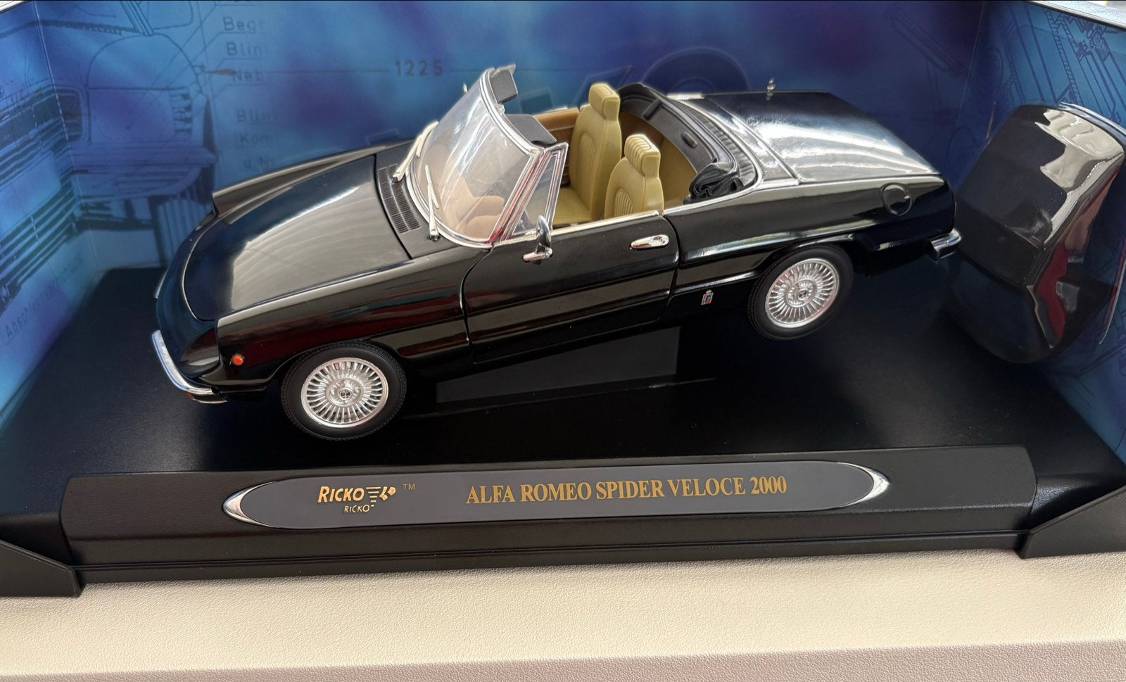 Ricko Alfa Romeo Spider Veloce 2000 schaalmodel, Ophalen of Verzenden, Zo goed als nieuw, Auto, Overige merken