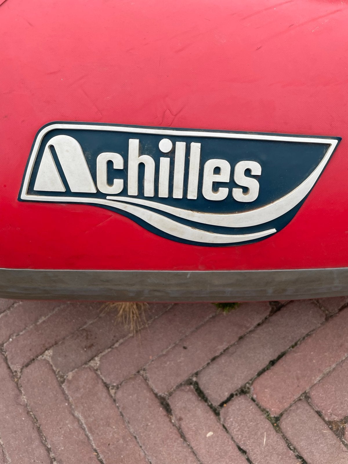 Foto 3 van Achilles rubberboot met peddels en houten vloer