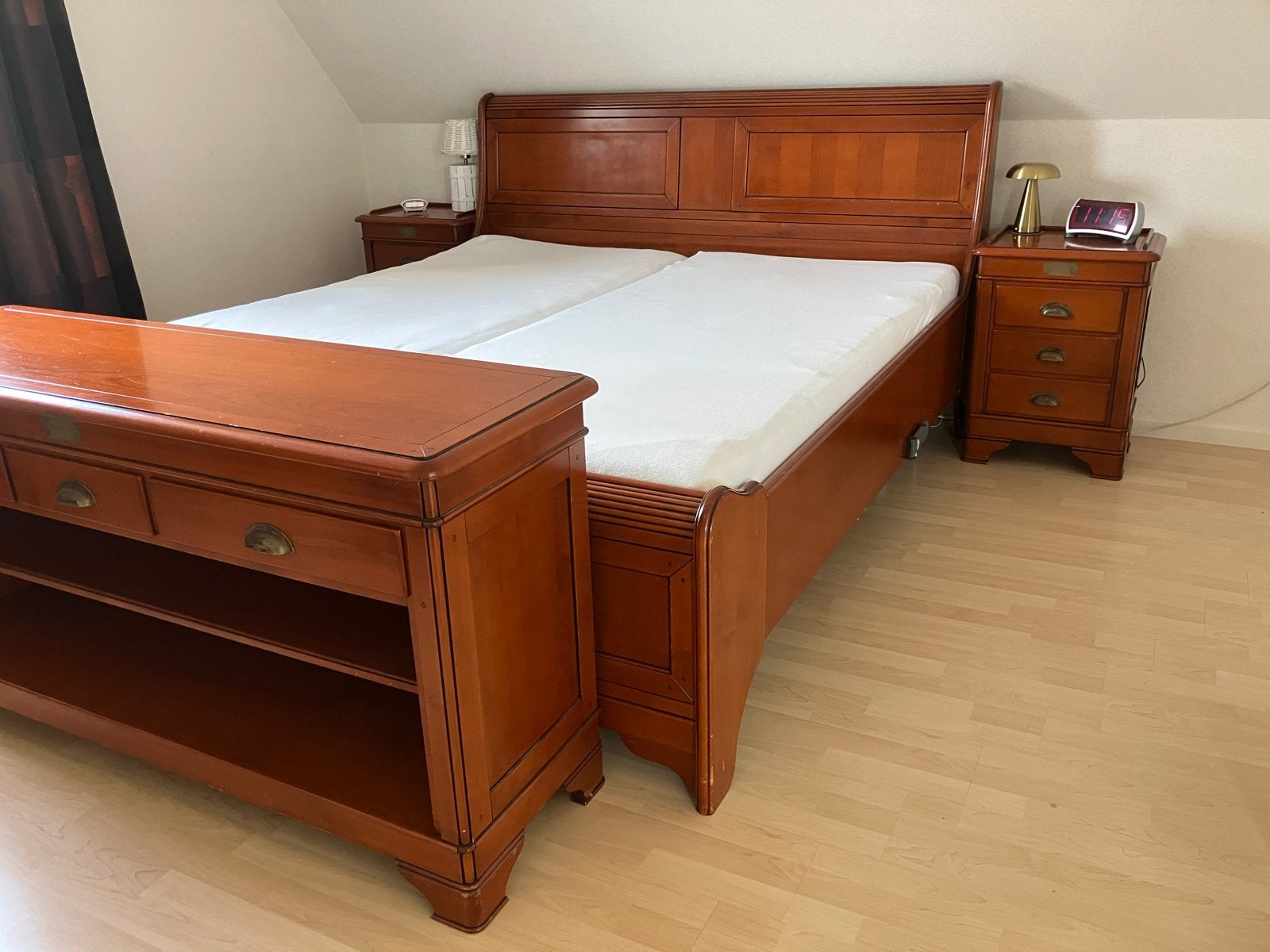 Kersenhouten tweepersoonsbed met nachtkastjes en dressoir, Huis en Inrichting, Slaapkamer | Bedden, Ophalen, Verstelbaar, Bruin