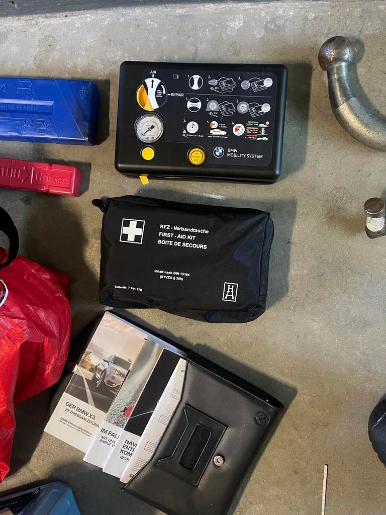 BMW EHBO-kit en handleiding X3 F25 xdrive35d, Ophalen of Verzenden, Gebruikt