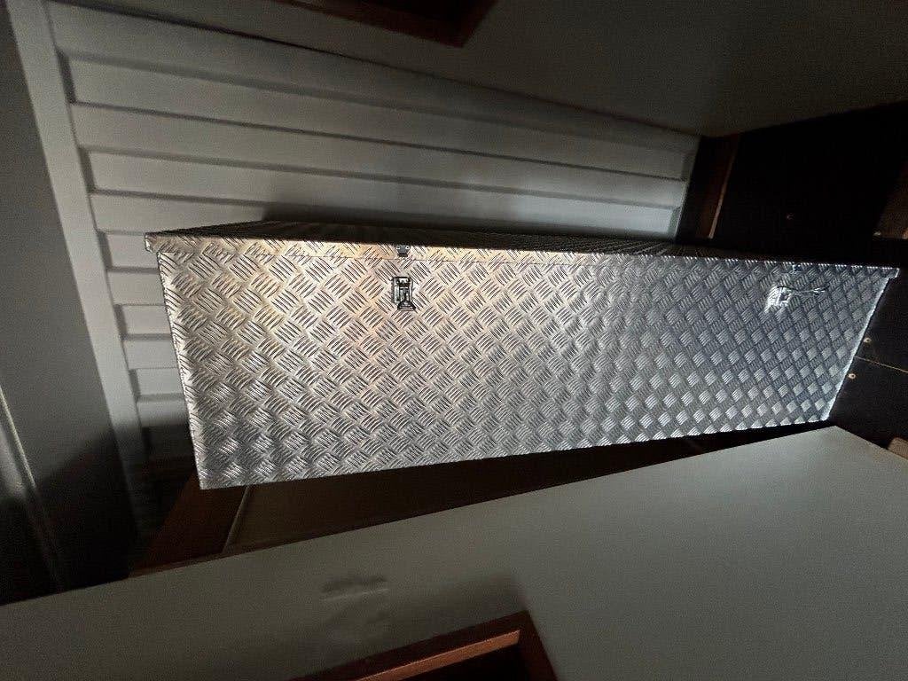 Vis-/opbergkist, aluminium € 300,00, Ophalen, Zo goed als nieuw