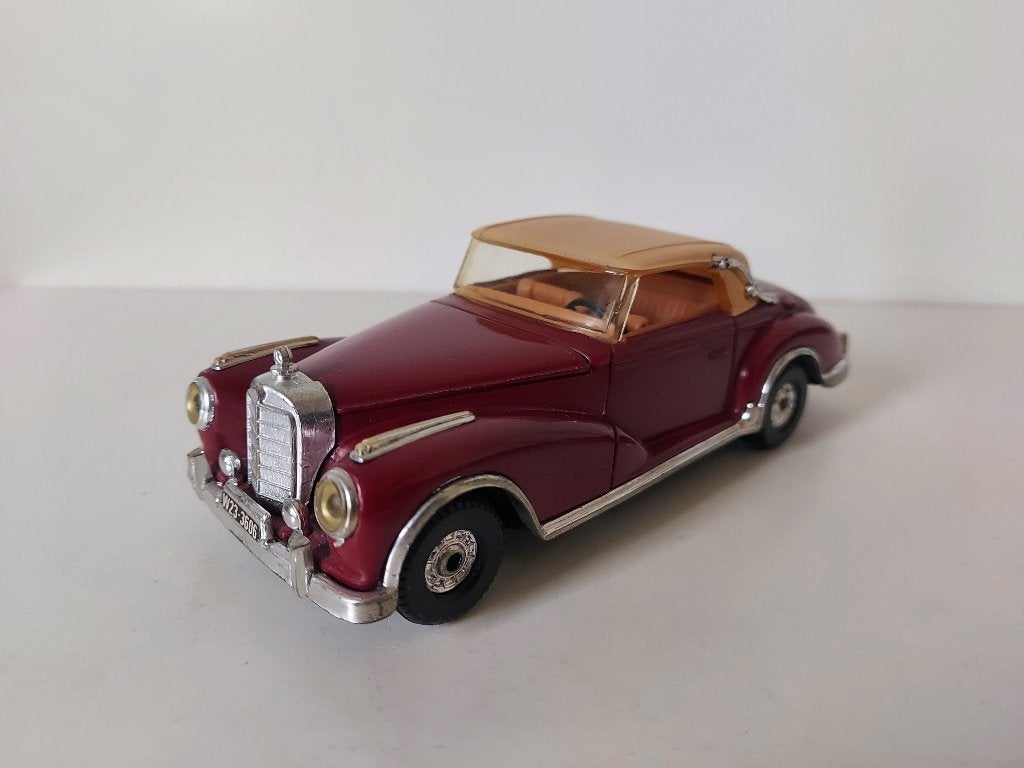 Corgi 806 1659 Mercedes-Benz 300S Cabriolet softtop rood, Ophalen of Verzenden, Zo goed als nieuw, Auto, Corgi