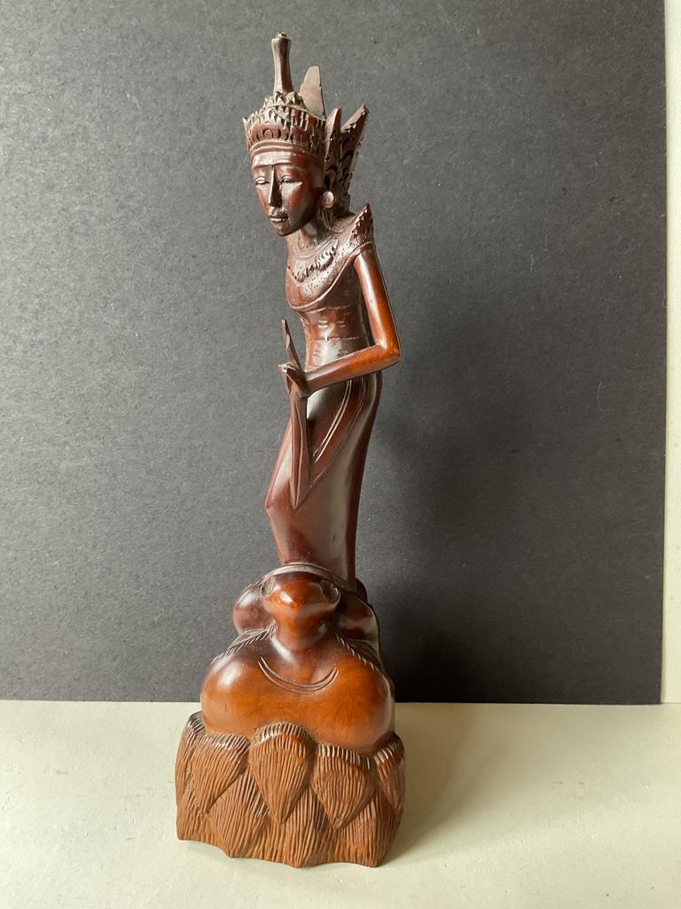 Bali Balinees beeld van godin houtsnijwerk, Verzenden