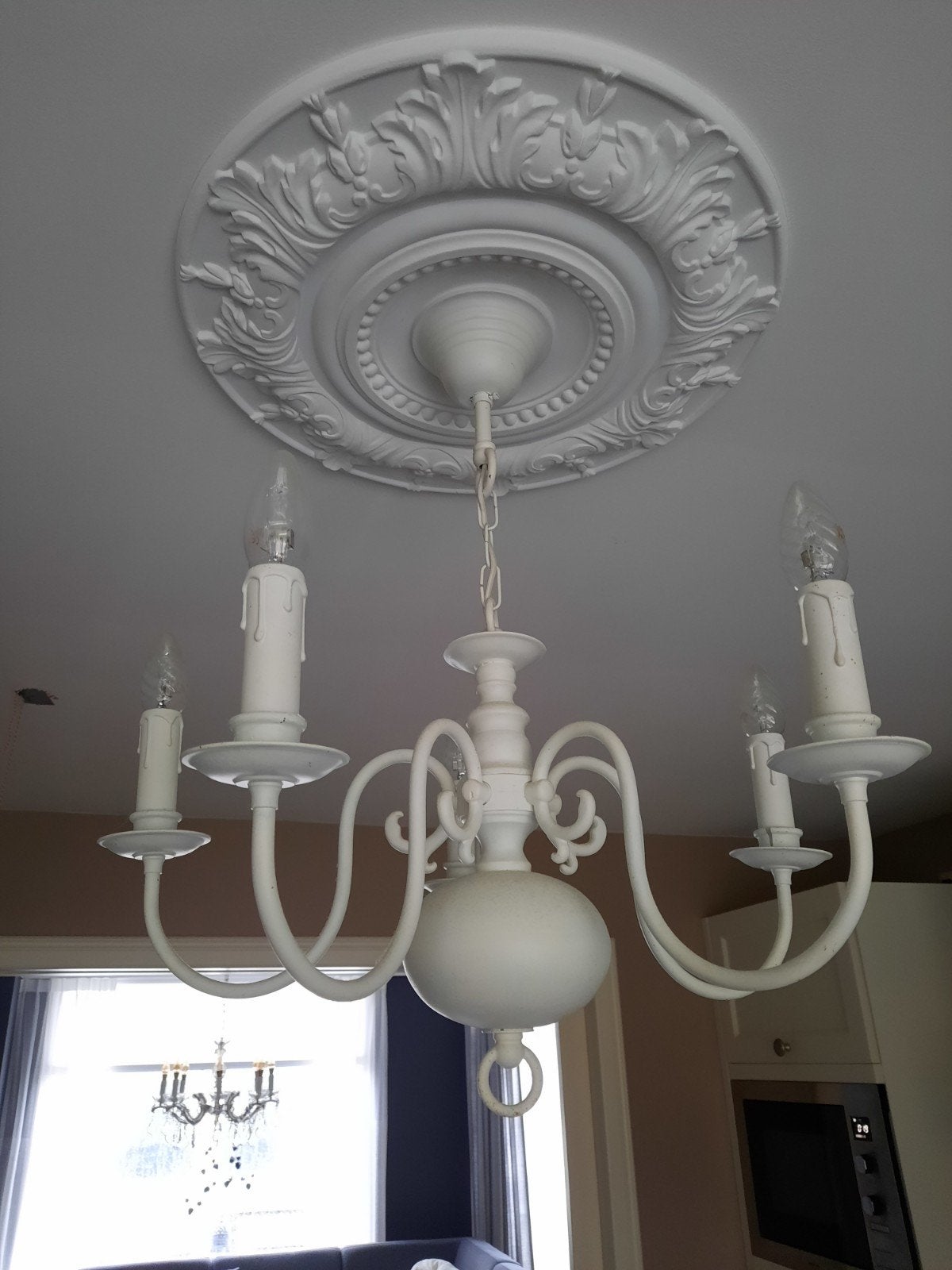 Witte kroonluchter met 5 armen en kaarslampen, Huis en Inrichting, Lampen | Kroonluchters, Ophalen, Gebruikt, E14 (klein), Metaal