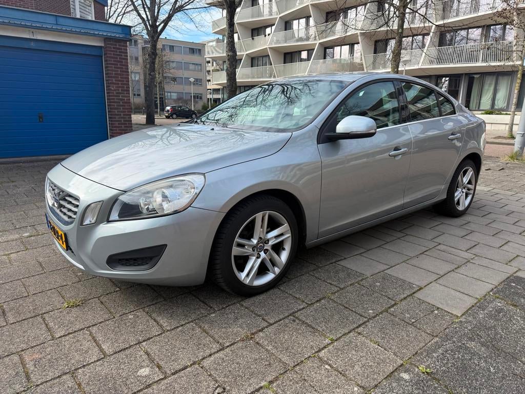 Volvo S60 1.6 T3 Kinetic Airco Cruise PDC Trekhaak, Auto's, Volvo, Voorwielaandrijving, Stof, Gebruikt, 4 cilinders