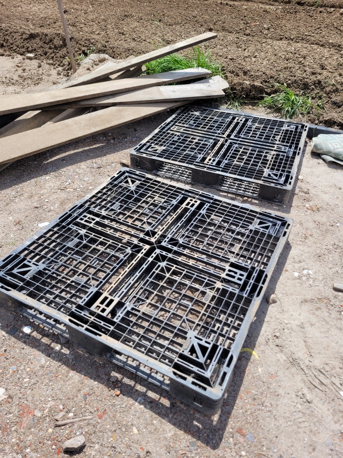 Gratis 2x gebruikte kunststof pallet 110x110x12cm, Ophalen