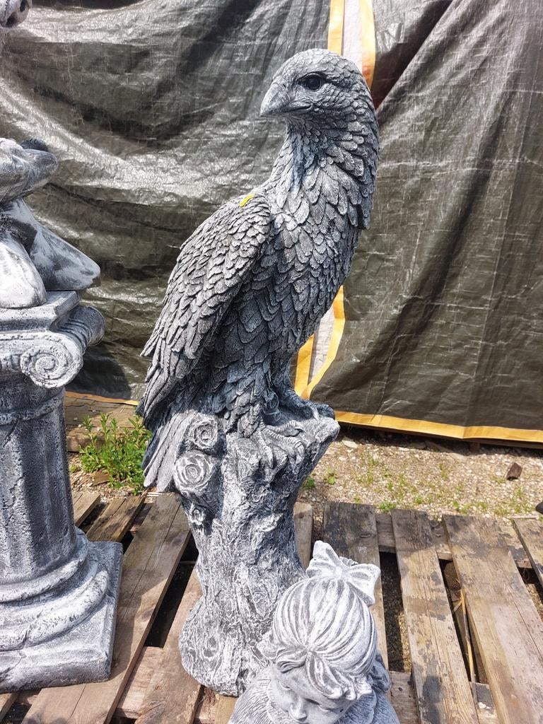 Adelaar op stam, Tuin en Terras, Tuinbeelden, Ophalen, Nieuw, Beton, Dierenbeeld