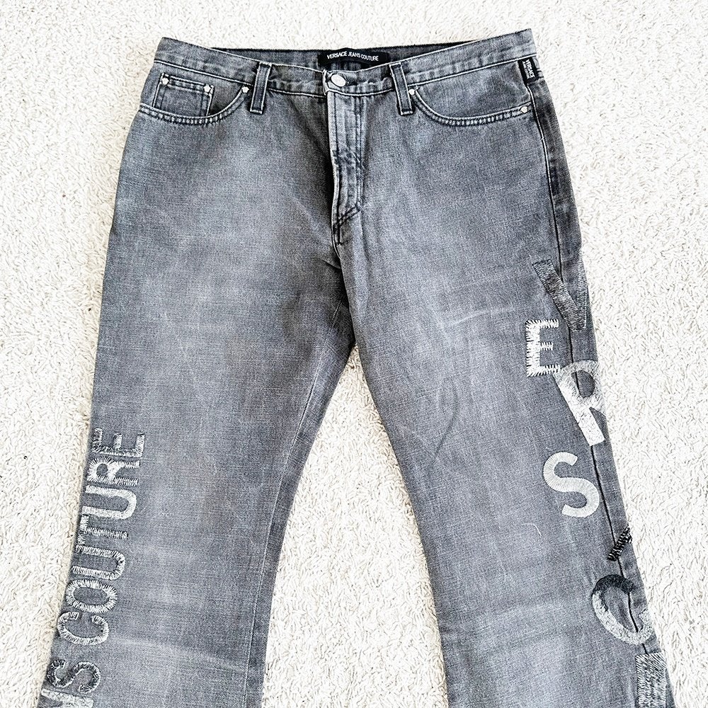 Zeer Mooie Versace Flared Spijkerbroek -97 (Size 32) € 199,-, Ophalen of Verzenden, Zo goed als nieuw, Grijs, W30 - W32 (confectie 38/40)