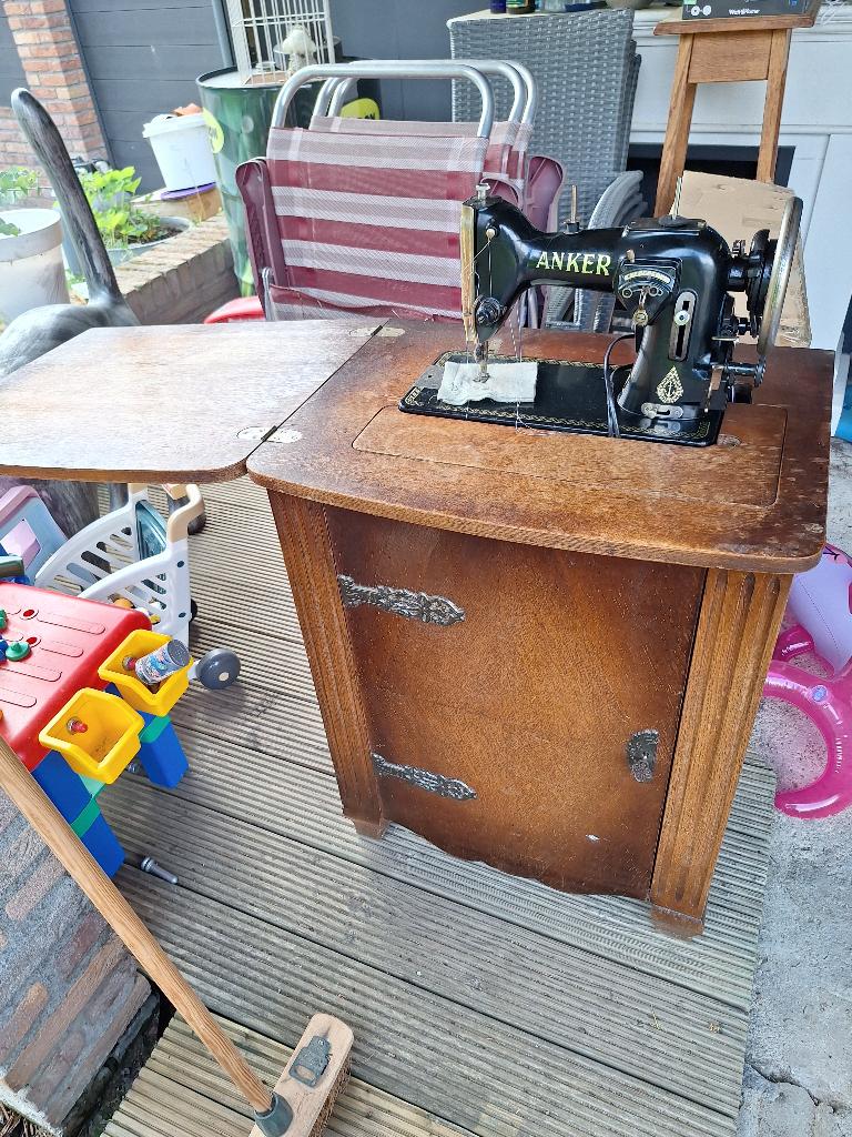 oma's naaimachine inklapbaar Anker, Ophalen