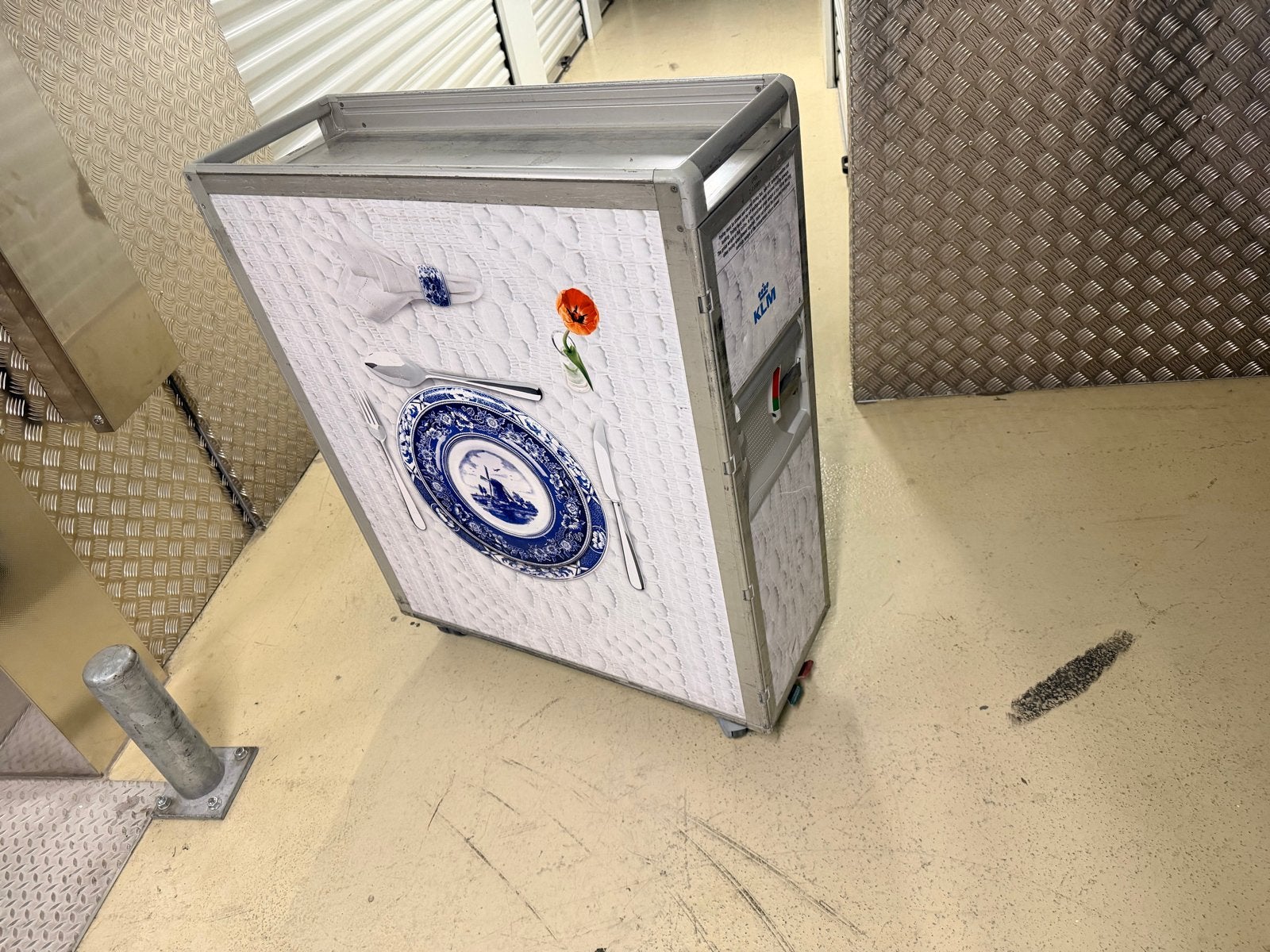 Foto 4 van KLM Vliegtuig Trolley - Uniek Decoratief Item