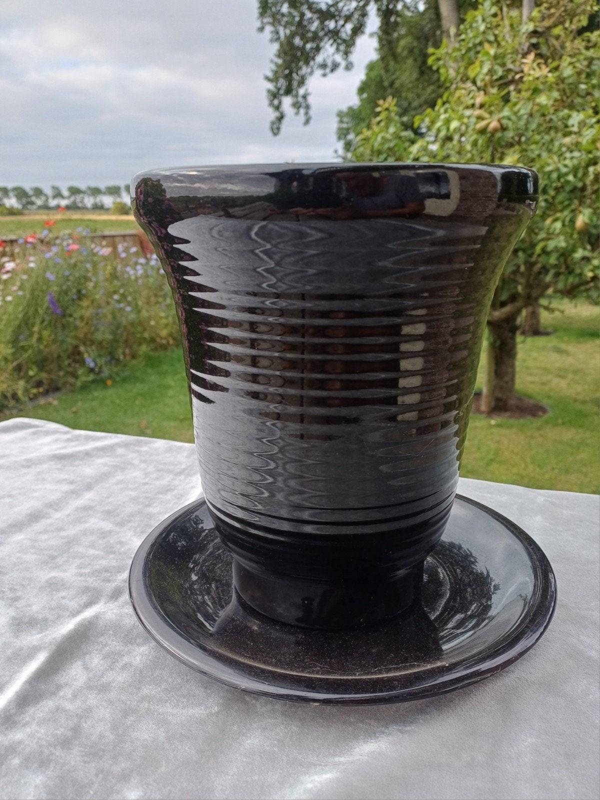 Oude Zwart Aardewerk Bloempot met Onderschotel voor € 15, Tuin en Terras, Bloempotten, Ophalen, Rond, Aardewerk, Minder dan 40 cm