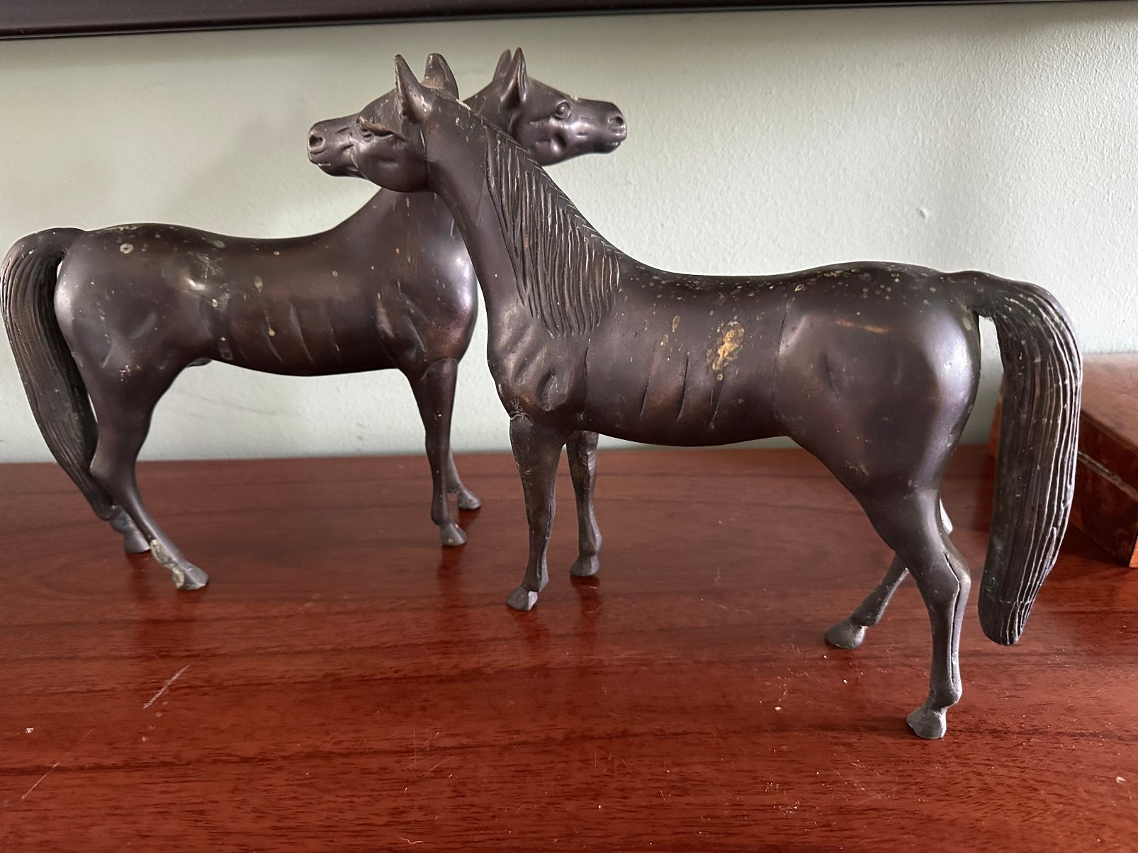 2 sculpturen van paarden gegoten gepatineerd brons, Ophalen of Verzenden, Brons