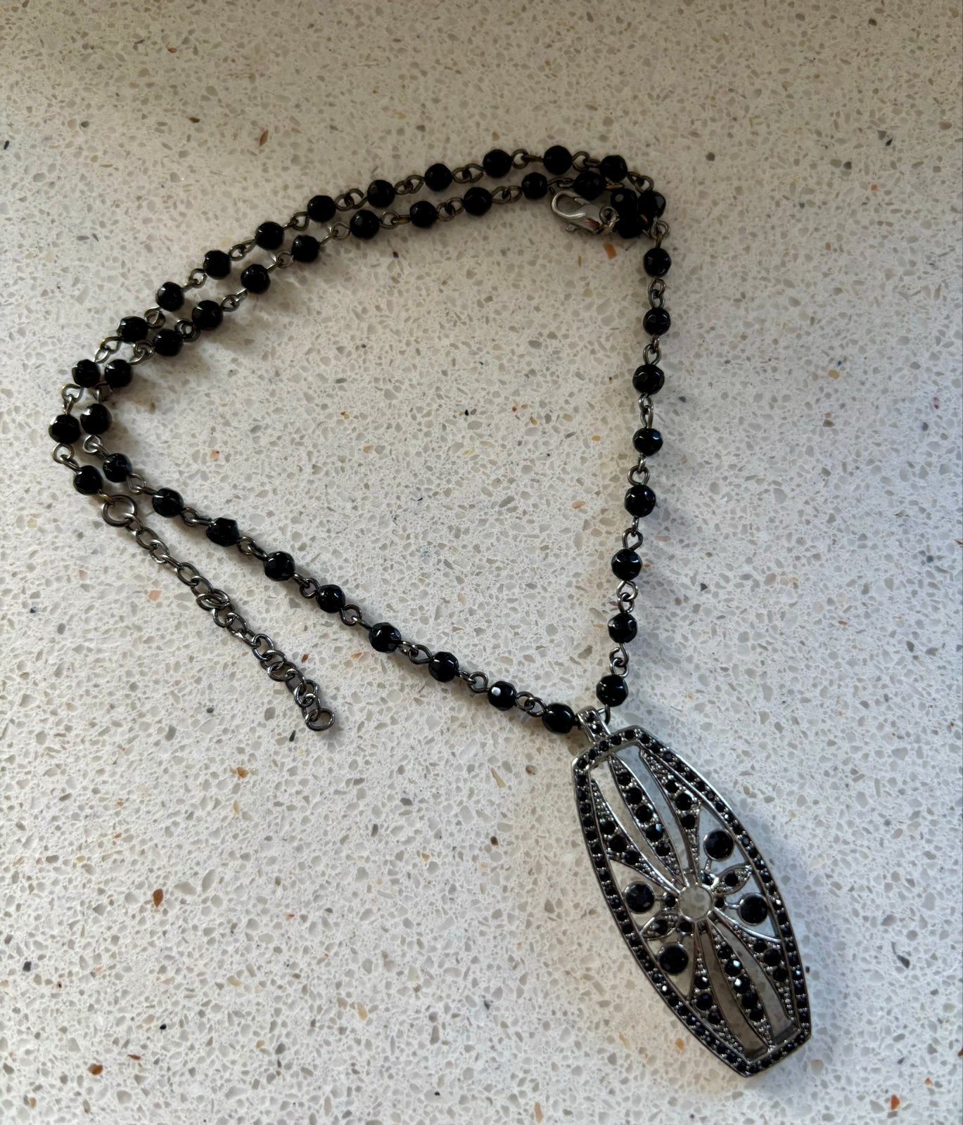 Monet ketting met zwarte kralen en hanger, Sieraden, Tassen en Uiterlijk, Gebruikt, Verzenden, Zwart, Overige materialen
