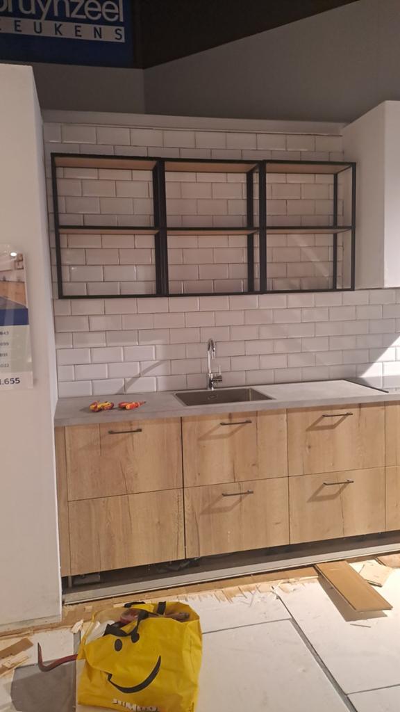 Moderne Bruynzeel Jura keuken met eiken look en betonblad, Gebruikt, Overige materialen, Bruin, Enkelwandige keuken
