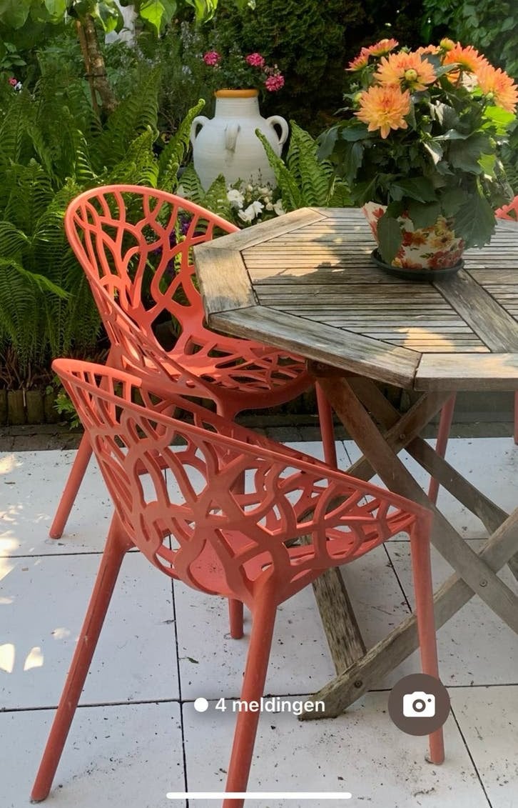 Vierkoraal kleurige design tuinstoelen bijna nieuw., Tuin en Terras, Ophalen, Zo goed als nieuw, Kunststof, Stapelbaar