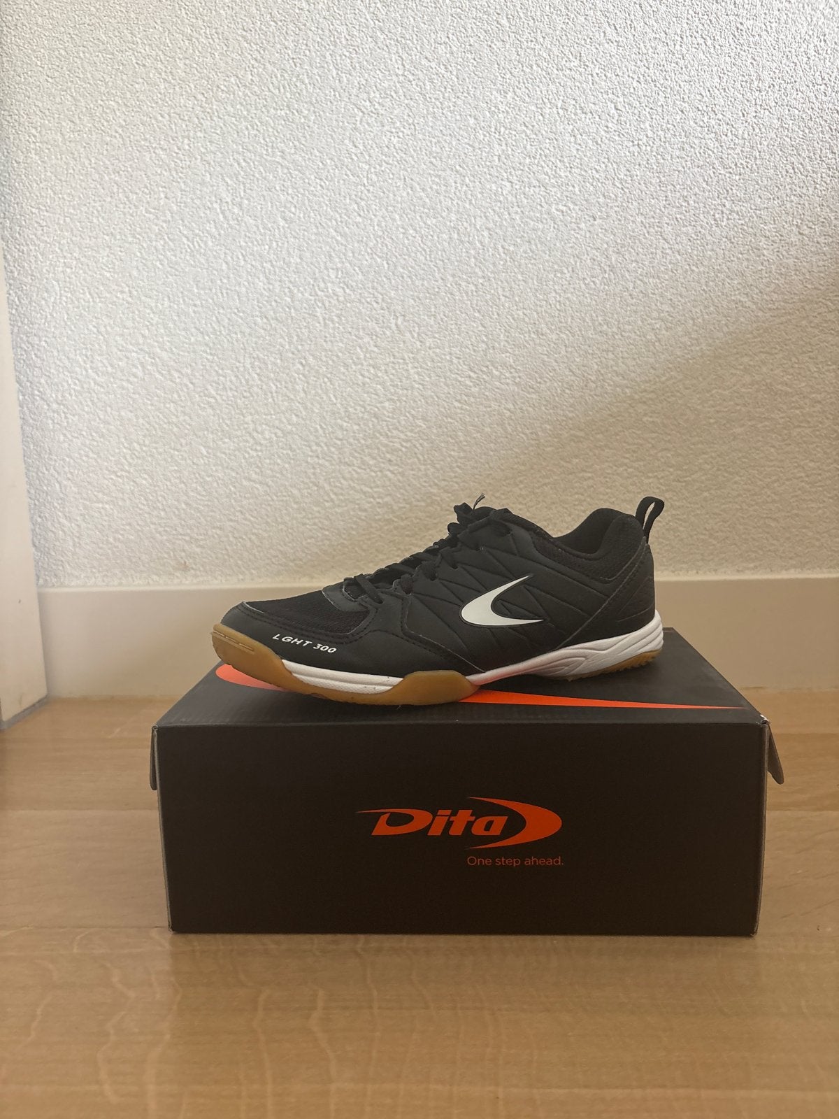 Dita Light 300 Indoor Sportschoenen - Maat 38, Ophalen of Verzenden, Nieuw, Zwart, Sneakers of Gympen