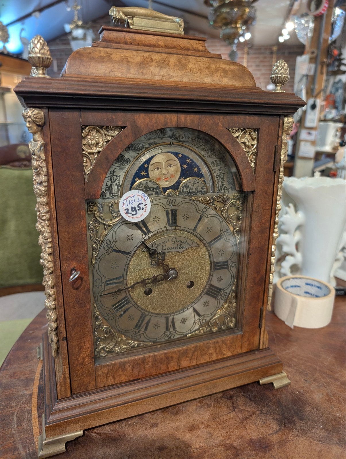 noten houten tafel klok. London. 41 cm hoog. €295., Antiek en Kunst, Ophalen