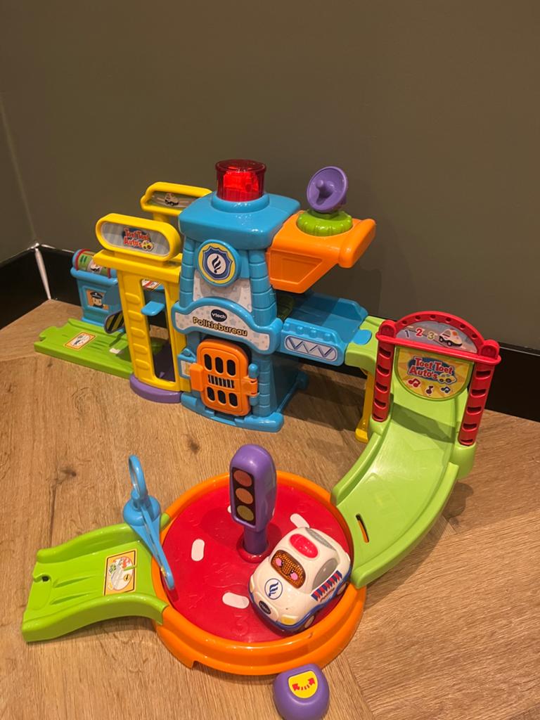 Toet toet politie bureau, Ophalen