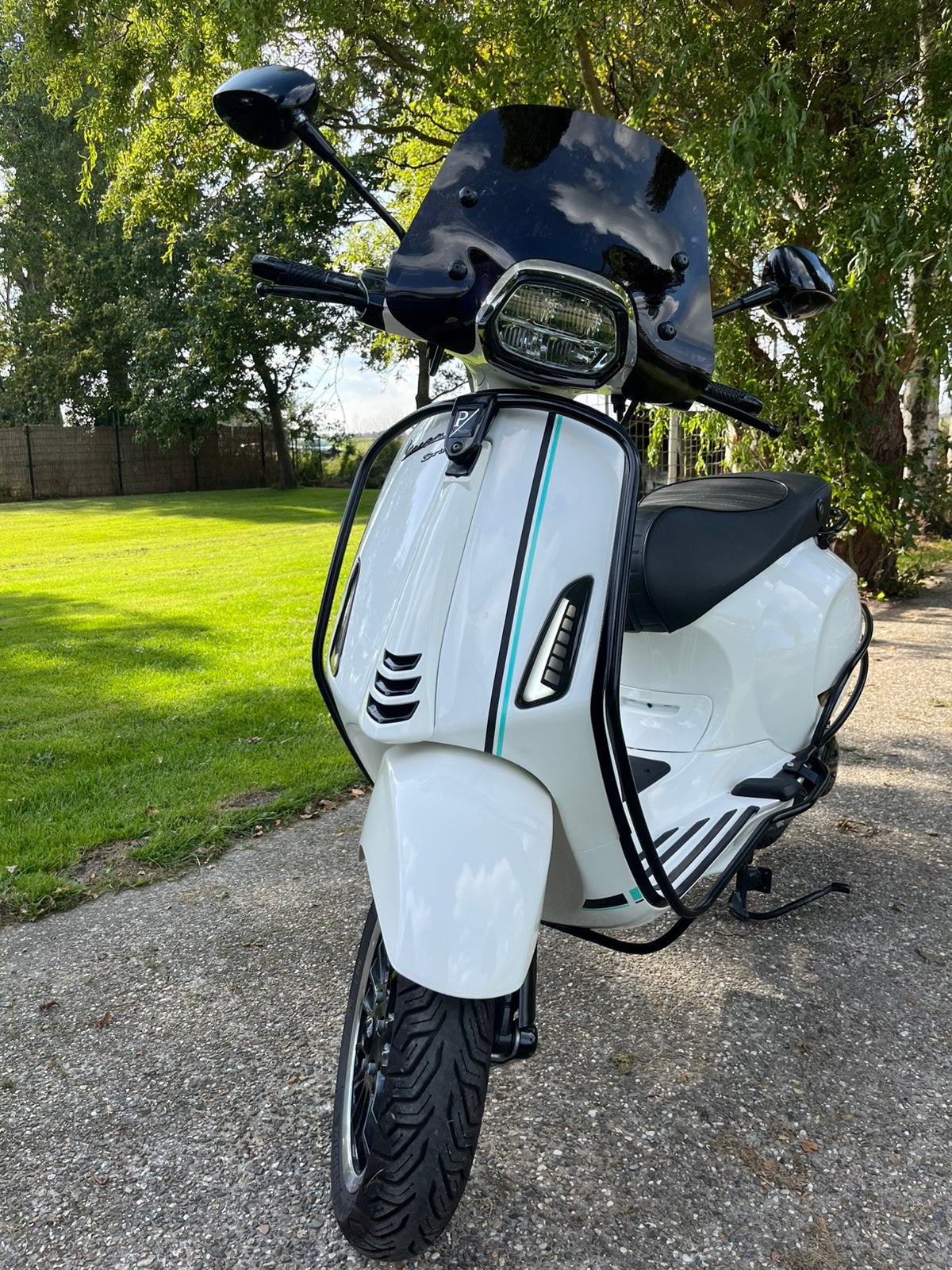 Bijna volle Vespa Sprint wit, Fietsen en Brommers, Ophalen, Maximaal 45 km/u, Vespa S, Zo goed als nieuw