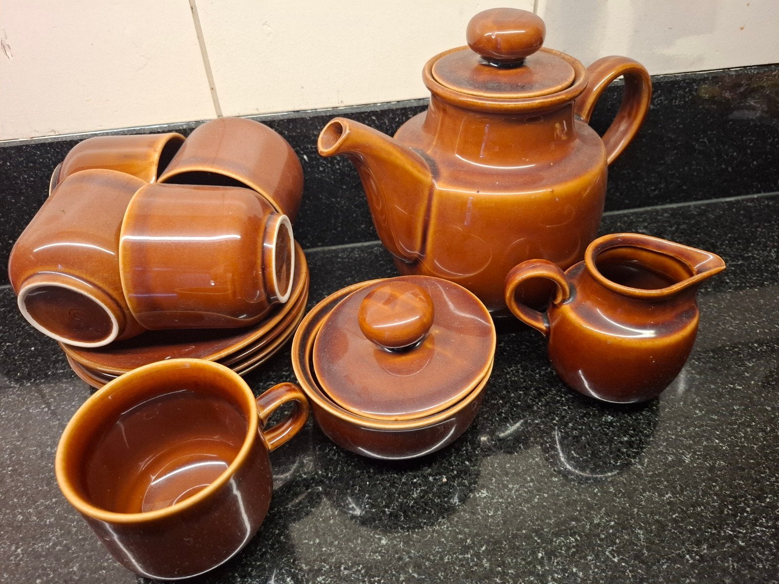 Vintage bruin servies - theepot, melkkan, suikerpot, kopjes, Ophalen of Verzenden, Overige stijlen, Overige typen