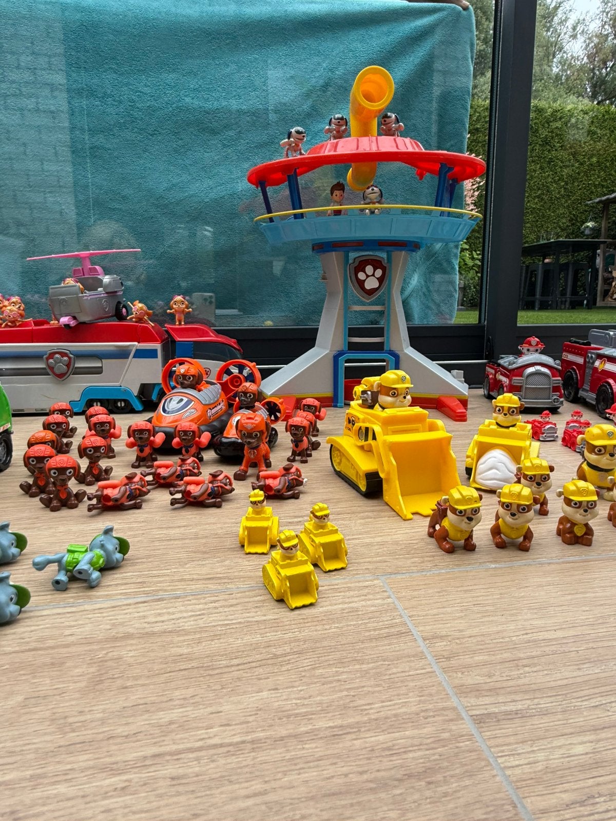 Grote partij Paw Patrol poppetjes, vrachtwagen uitkijktoren., Ophalen of Verzenden, Gebruikt