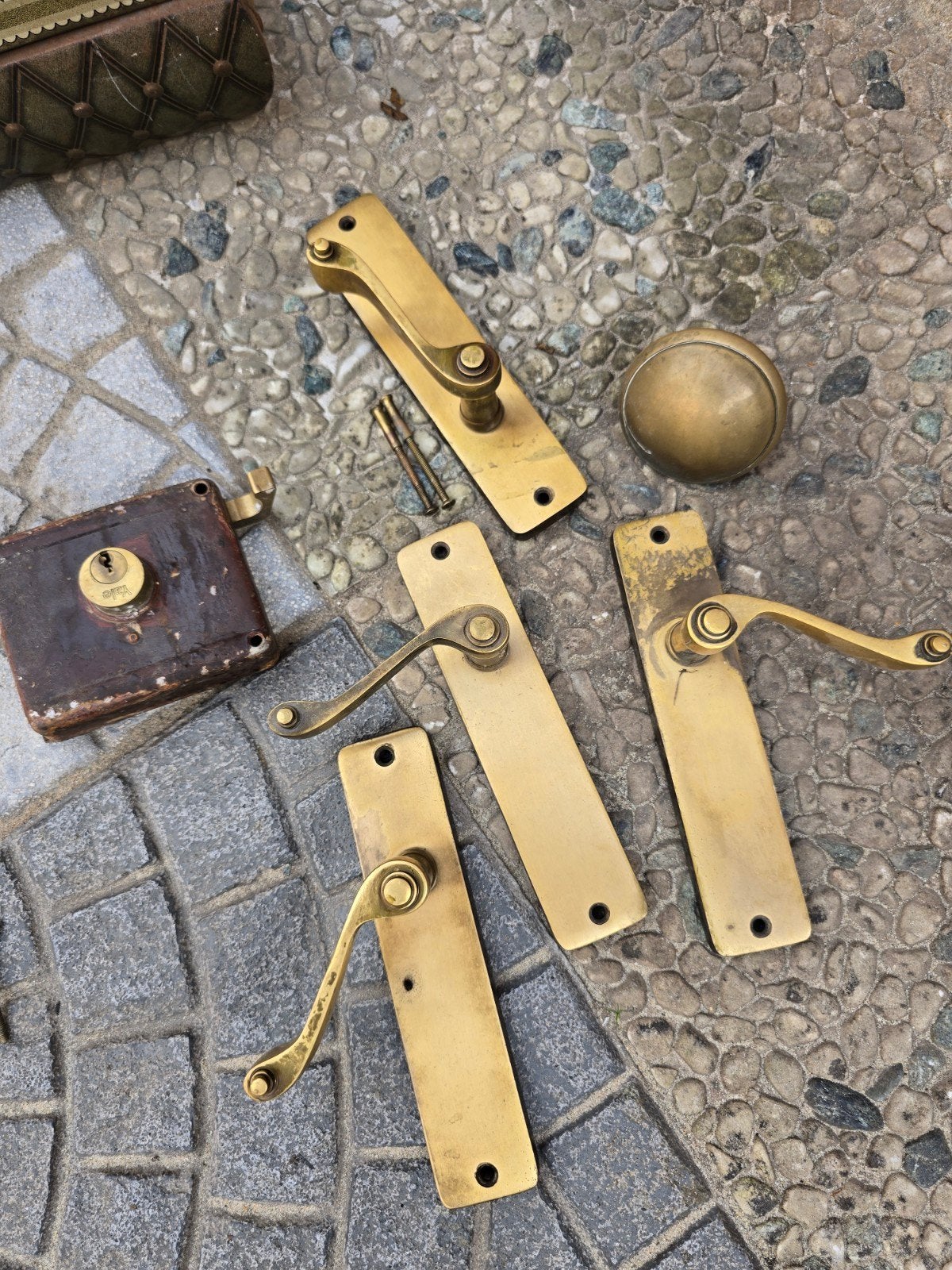 Antiek Messing Deurbeslag & Vintage Gietijzeren Oplegslot, Antiek en Kunst, Ophalen of Verzenden