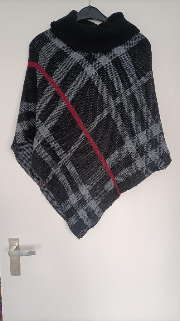 Leuke poncho. Met ruime kol. Geschikt voor S, M en ook wel L, Ophalen of Verzenden, Gedragen, Maat 38/40 (M), Zwart