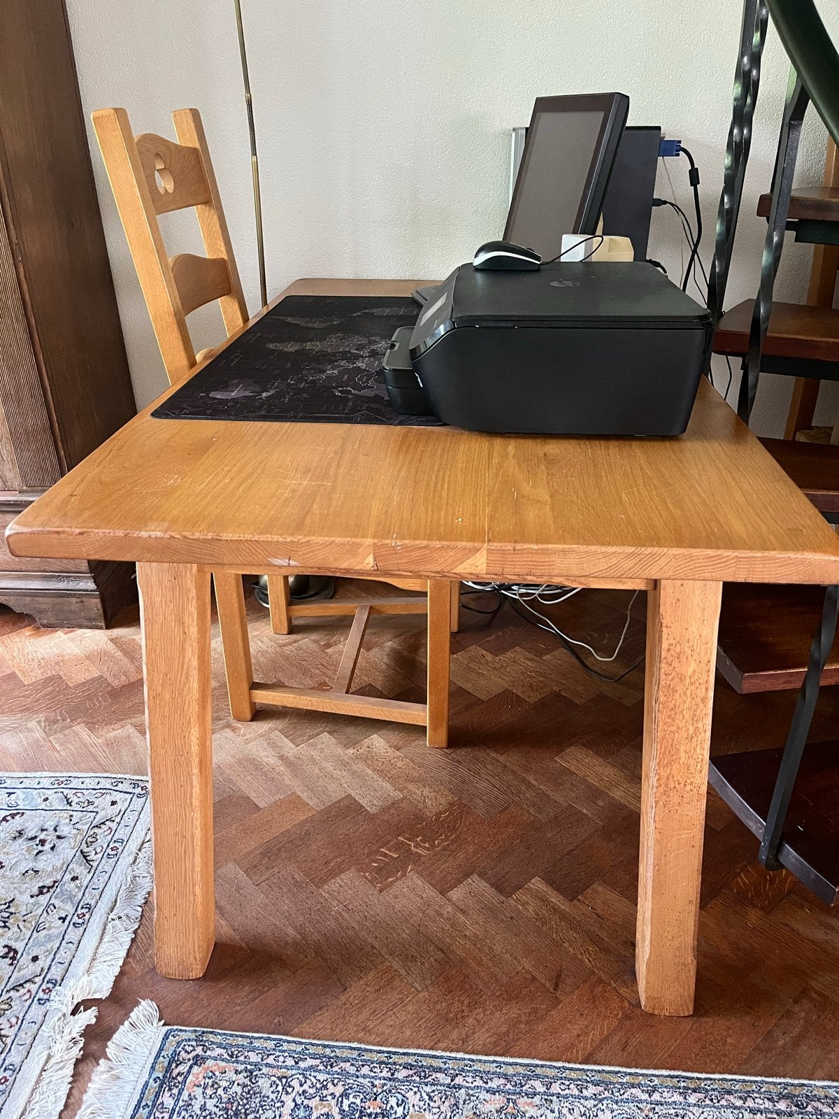 Massief houten tafel met 4 stoelen, Ophalen, Gebruikt, Bruin, Vier