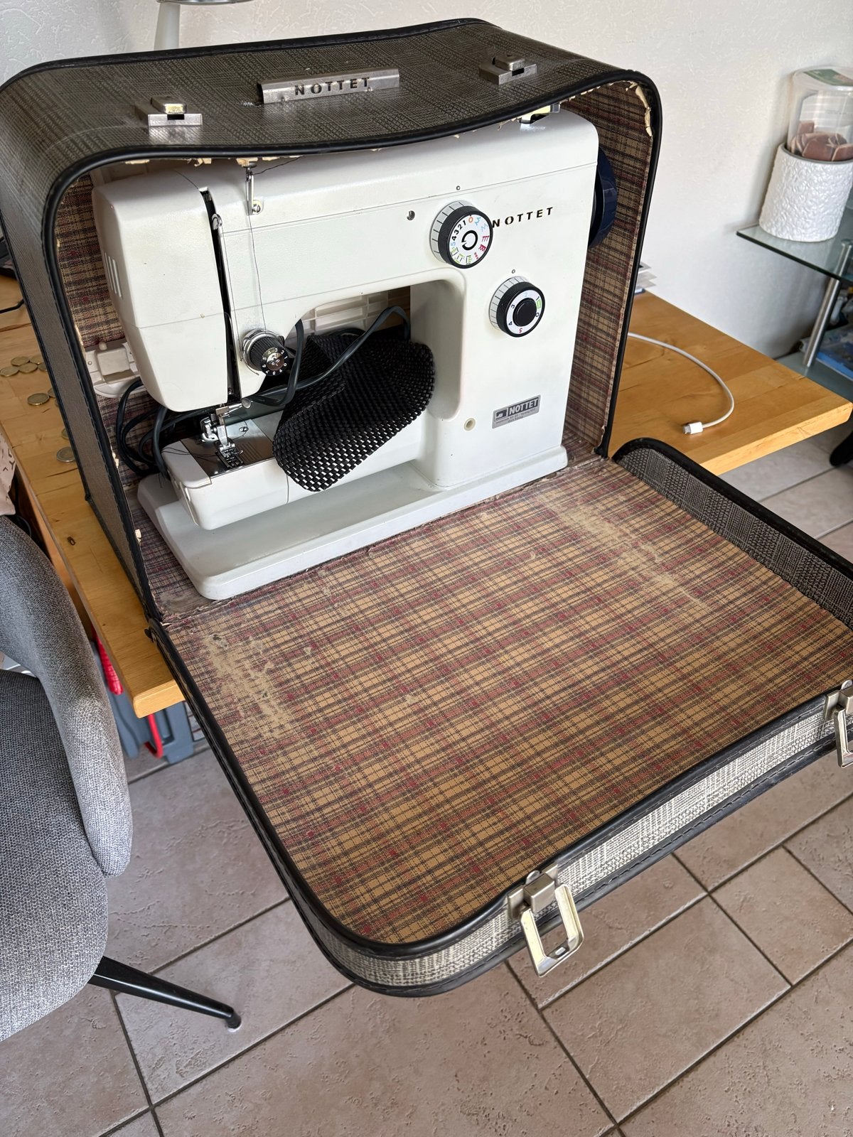 Nottet Naaimachine met koffer - Vintage en functioneel, Hobby en Vrije tijd, Naaimachines en Toebehoren, Ophalen, Gebruikt, Naaimachine