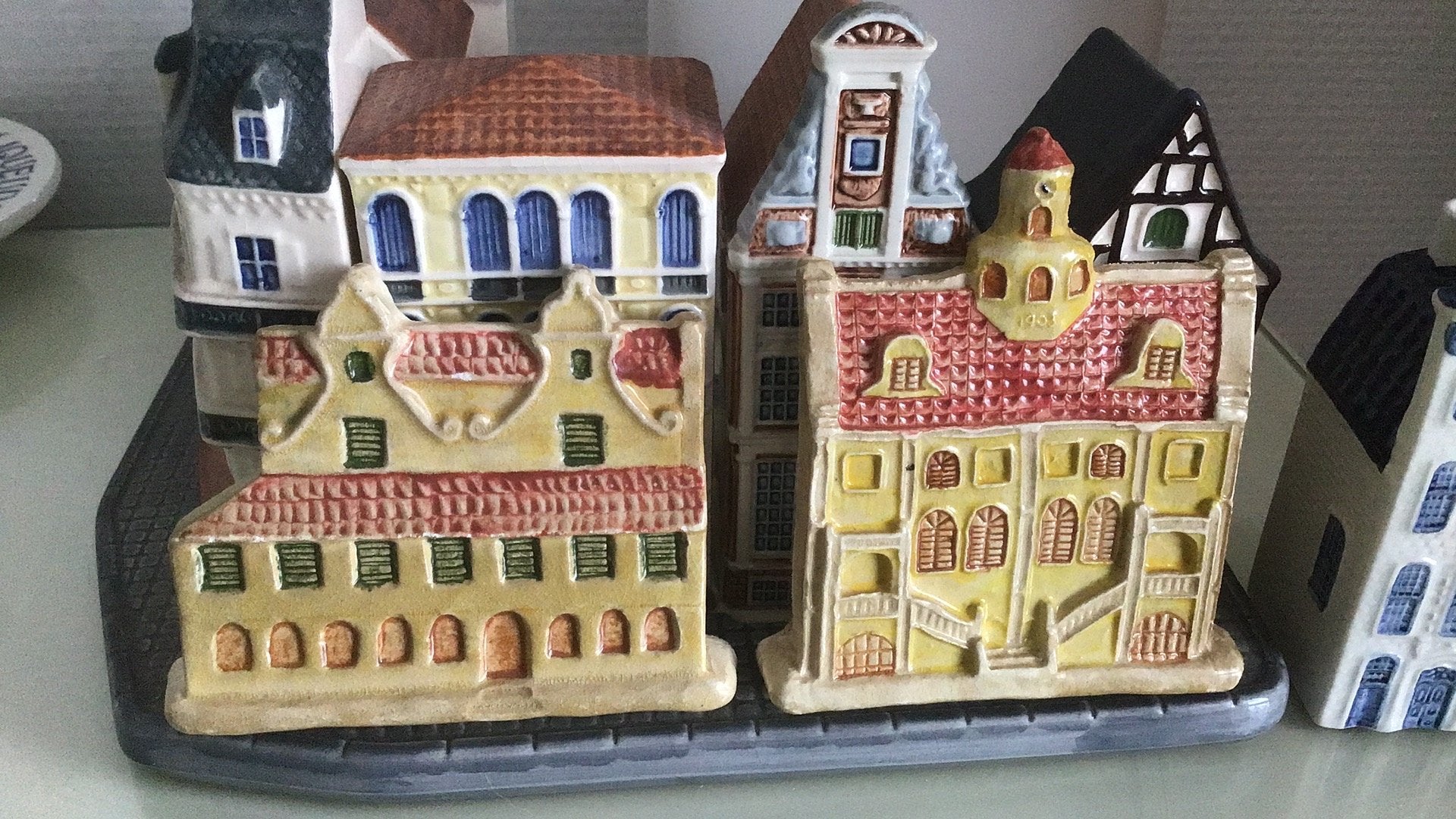 2 huisjes Curaçao  gekleurd keramiek en een KLM nummer 27, Ophalen of Verzenden, Zo goed als nieuw