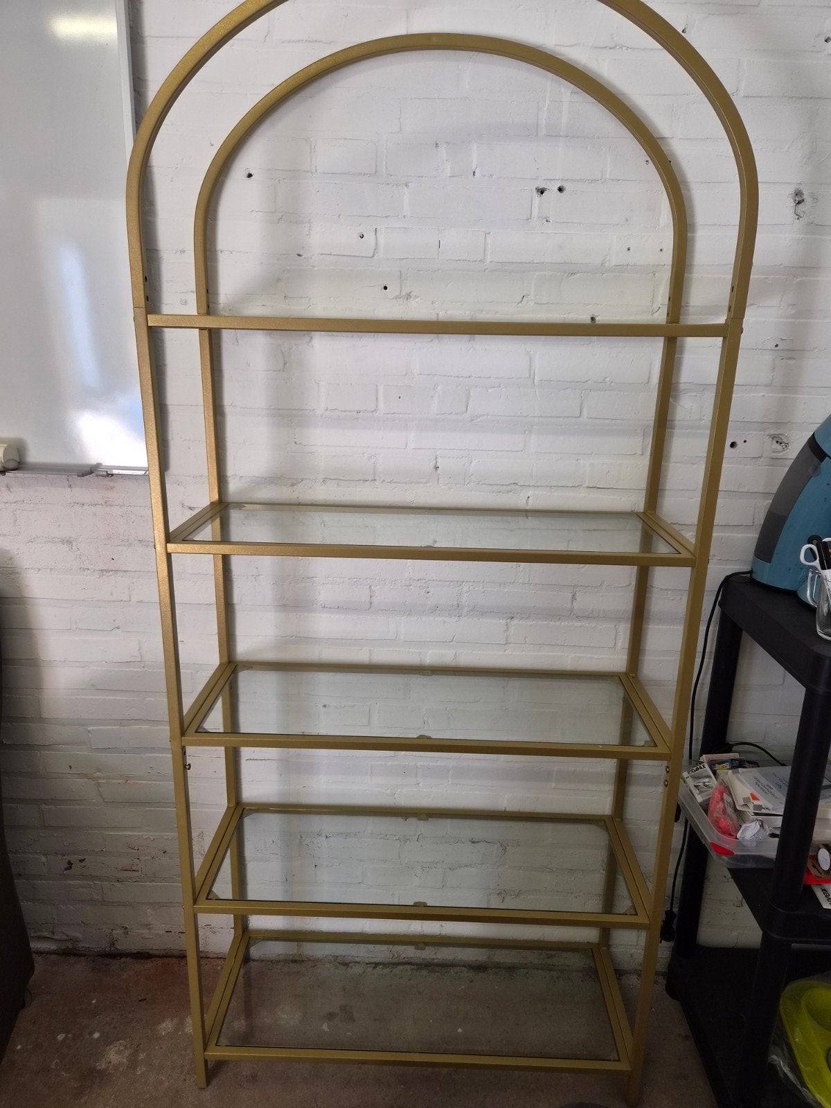 Gouden Stellingkast met Glazen Planken - Boogdesign, Huis en Inrichting, Kasten | Stellingkasten, Ophalen, Zo goed als nieuw