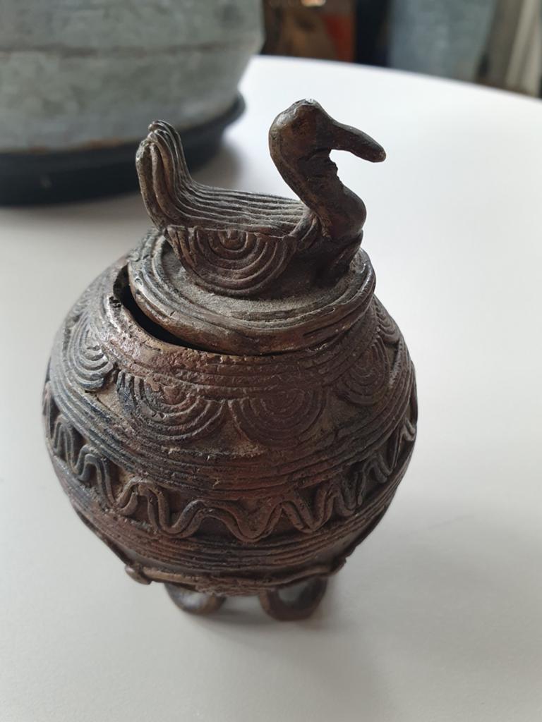 Antieke Afrikaanse Bronzen Pot met Deksel en Vogel, Ophalen of Verzenden, Brons