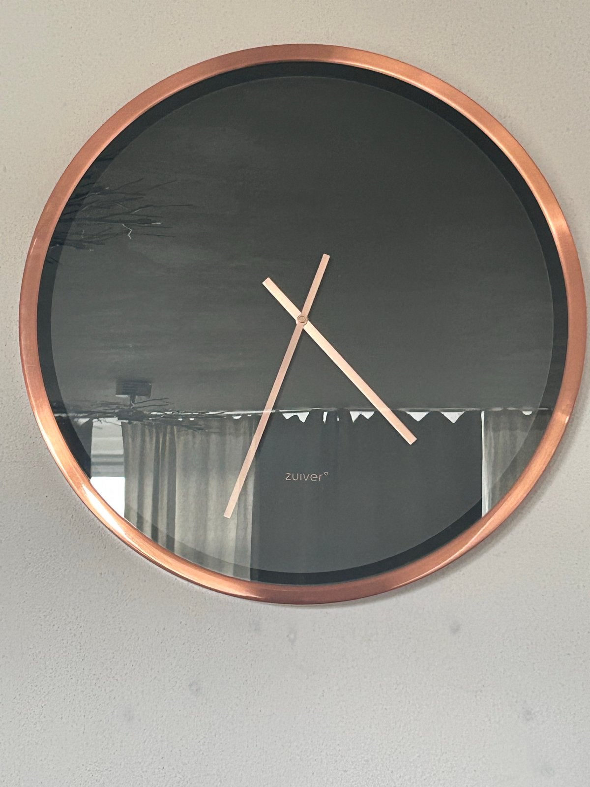 Moderne Zuiver wandklok - Koper/Zwart, Analoog, Ophalen of Verzenden, Zo goed als nieuw, Modern