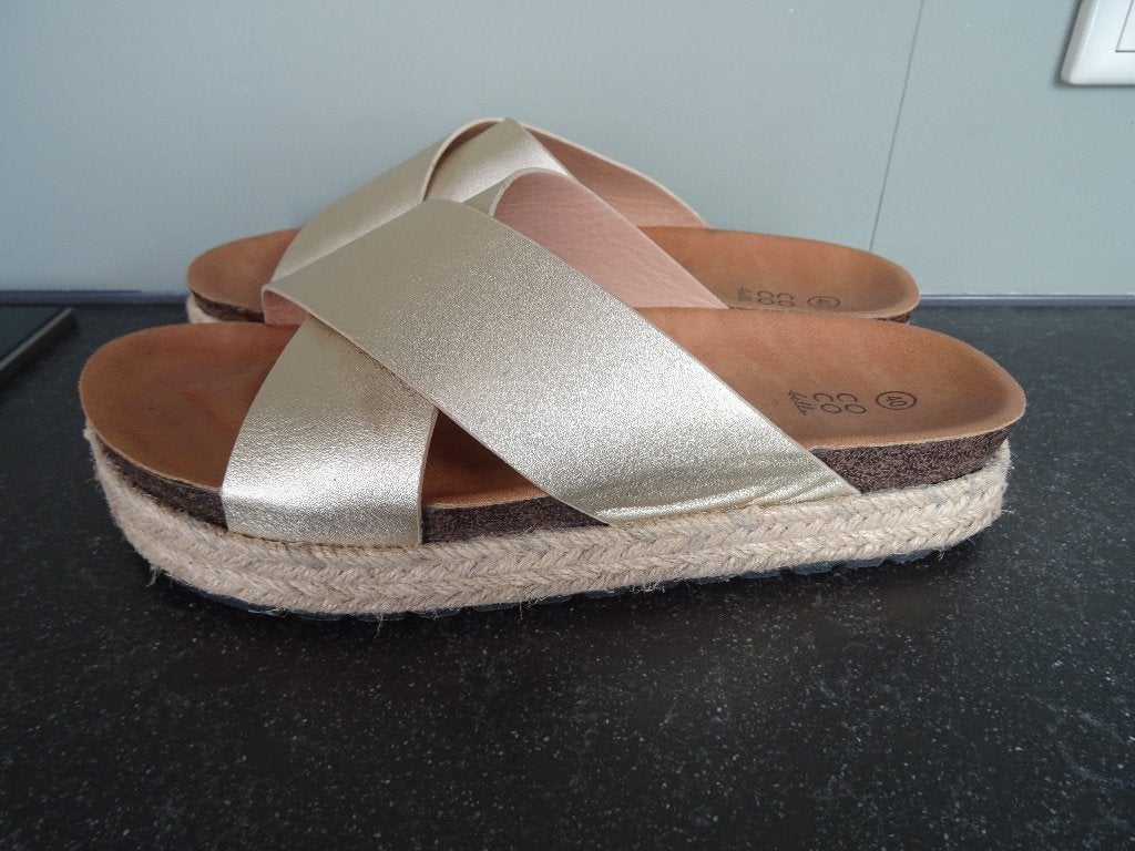COCO BELLA maat 40, goudkleur slippers., Slippers, Overige kleuren, Ophalen of Verzenden, Zo goed als nieuw