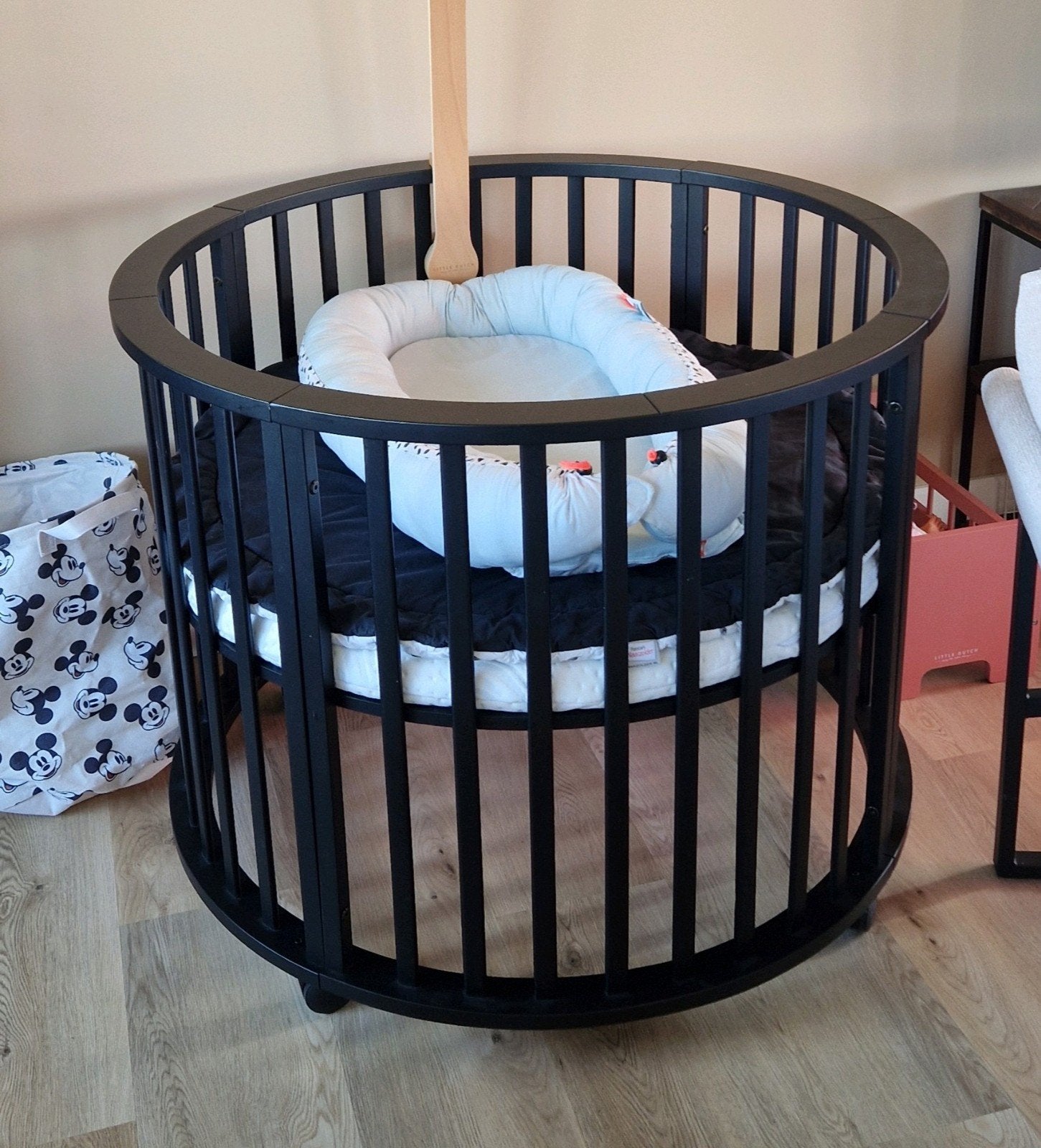 Stijlvolle, zwarte, ronde box, incl. accessoires, Ophalen, Gebruikt, Rond, Wieltjes
