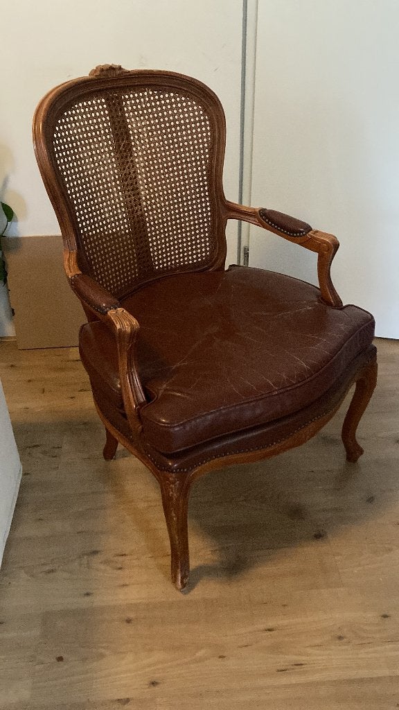 Klassieke leesstoel met leren zitting en rotan rugleuning, Huis en Inrichting, Ophalen, Gebruikt, Bruin, Eén