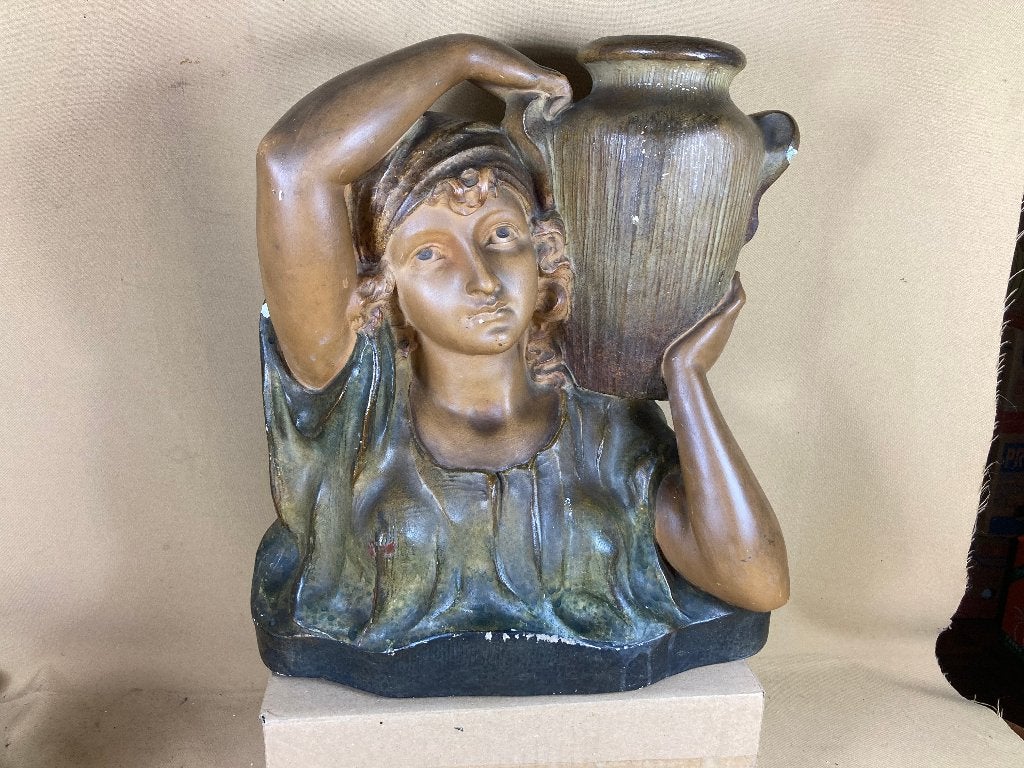 Art Deco gipsen beeld van een vrouw met kruik, Antiek en Kunst, Gips, Ophalen of Verzenden, 20 - 50 cm, Beeld