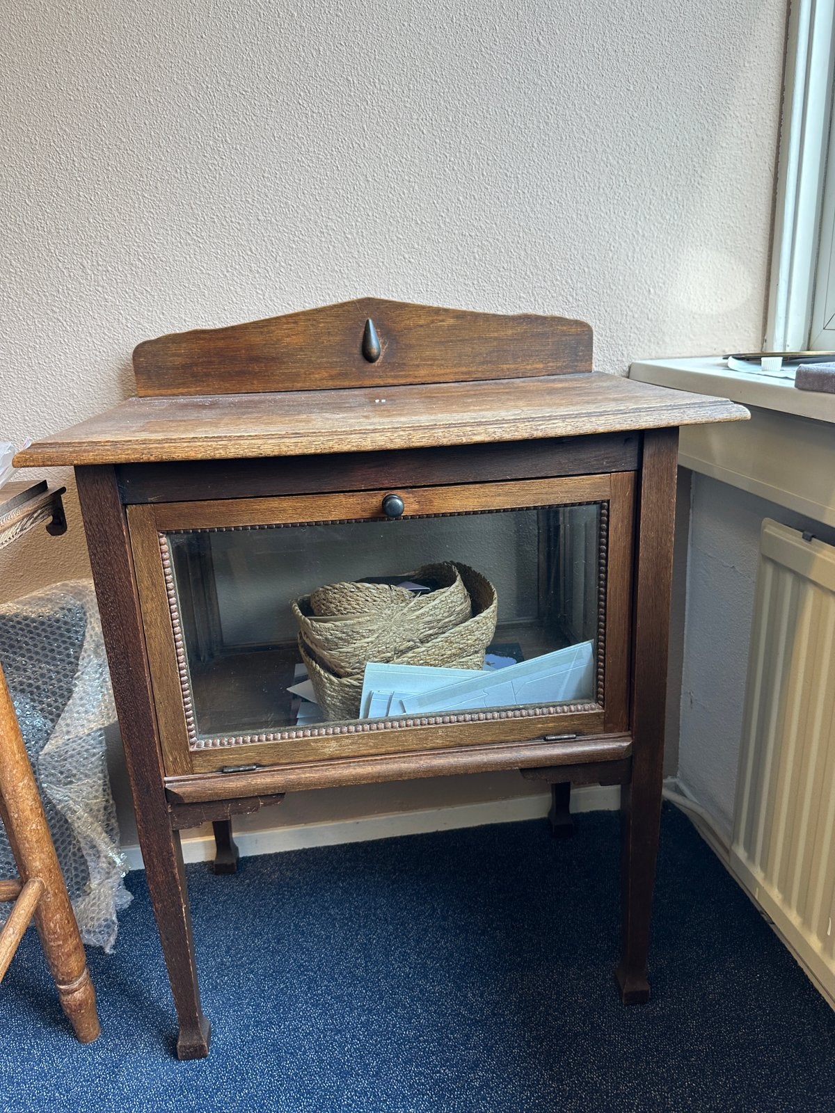 Antieke houten kast met glazen deur, Ophalen of Verzenden