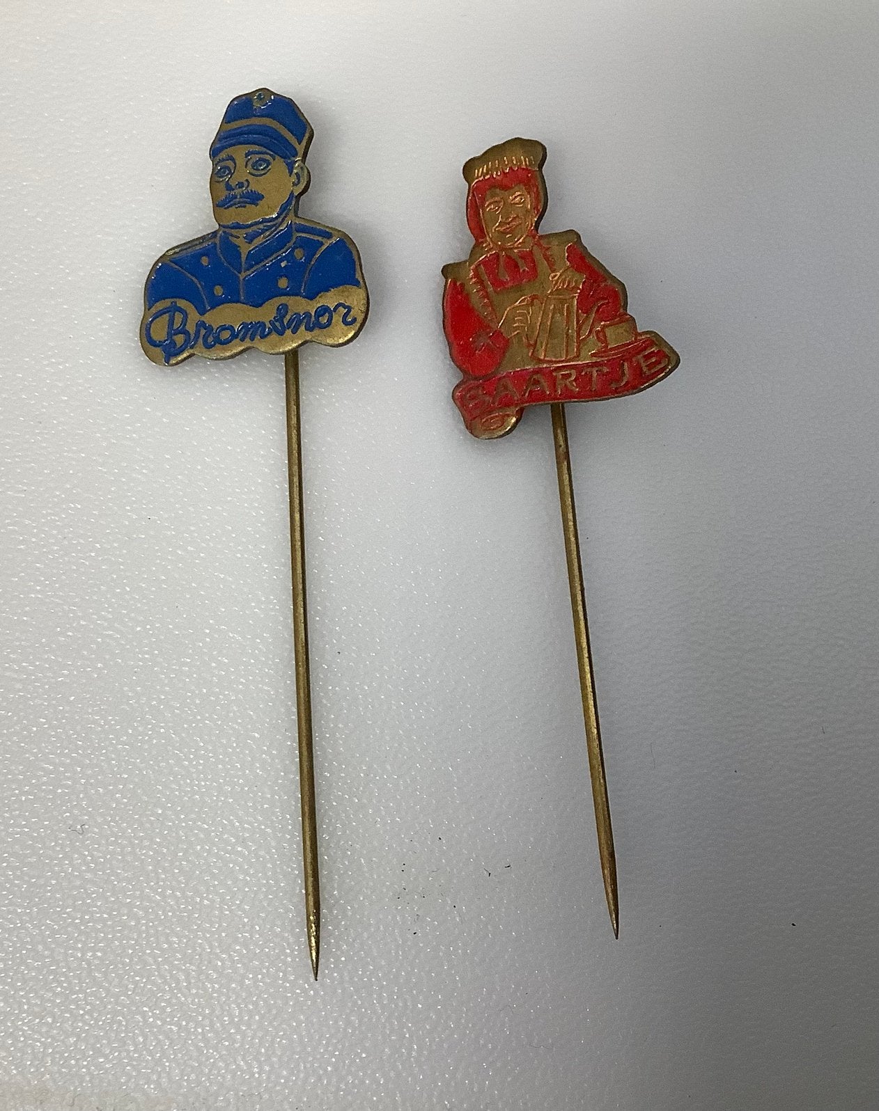 Vintage Speldjes: Bromsnor en Saartje ( uit Swiebertje )., Ophalen of Verzenden, Gebruikt, Figuurtje, Speldje of Pin