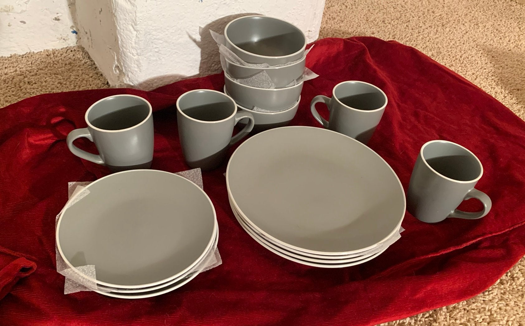 IKEA FÄRGKLAR 15 delig servies, grijzig, nieuw in doos, Huis en Inrichting, Keramiek, Nieuw, IKEA, Ophalen of Verzenden