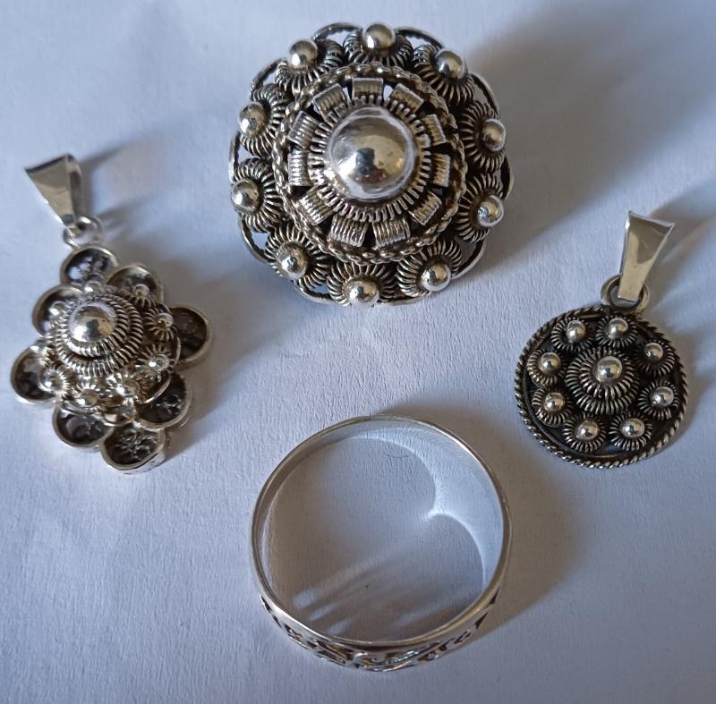 2 Antiek zilveren zeeuwse knop/knoop hangers 1 broche, Ophalen of Verzenden, Zilver, Hanger