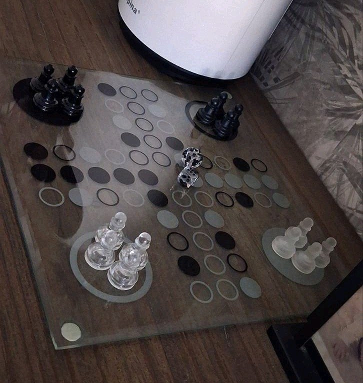 glazen mens erger je niet, Hobby en Vrije tijd, Gezelschapsspellen | Bordspellen, Ophalen, Zo goed als nieuw