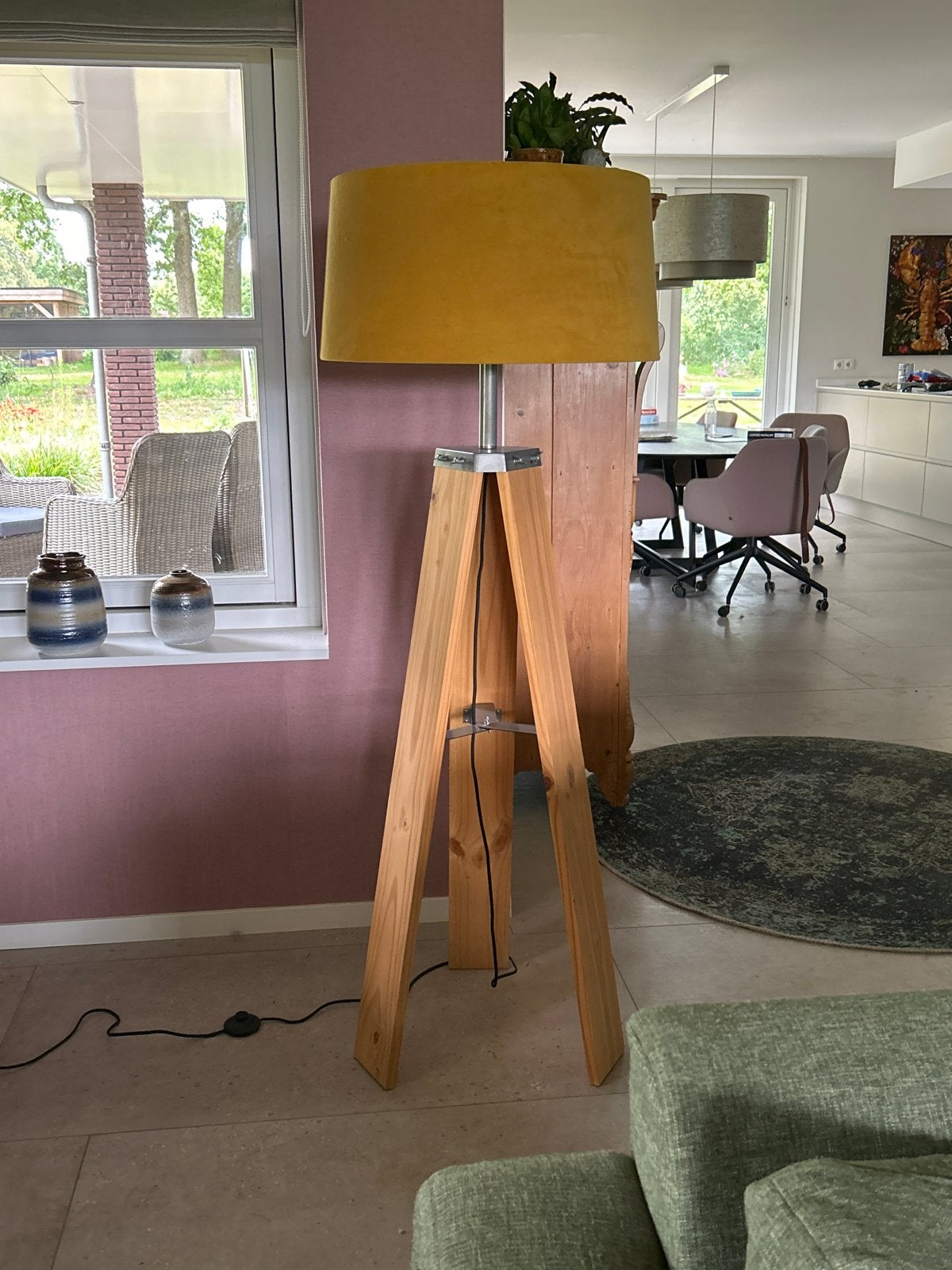 Staande lamp met houten driepoot en gele kap, Ophalen, E27 (groot), Zo goed als nieuw, 150 tot 200 cm